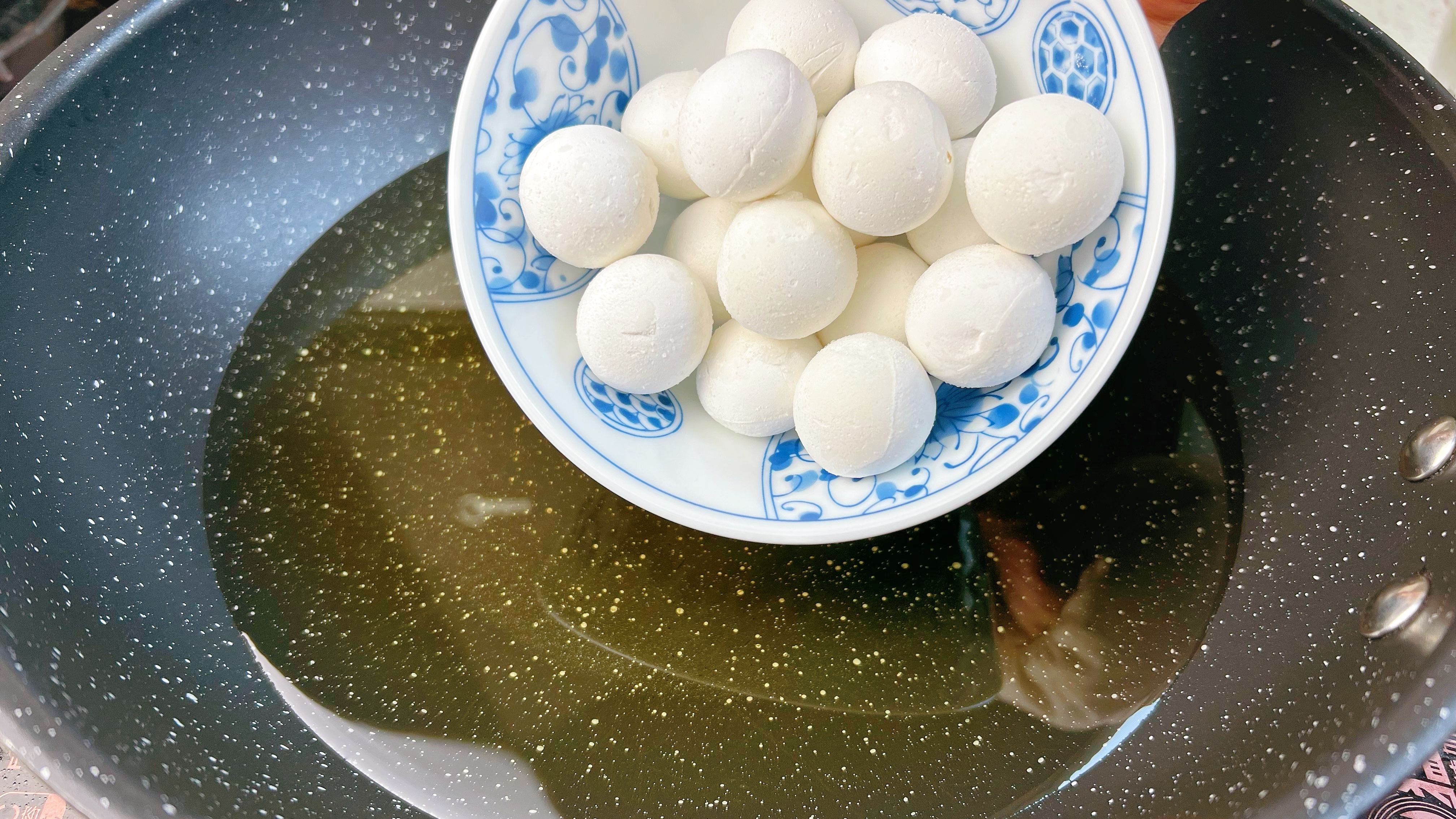 把汤圆倒入滚烫的油锅中，瞬间就变美食，第一次见这做法，真解馋