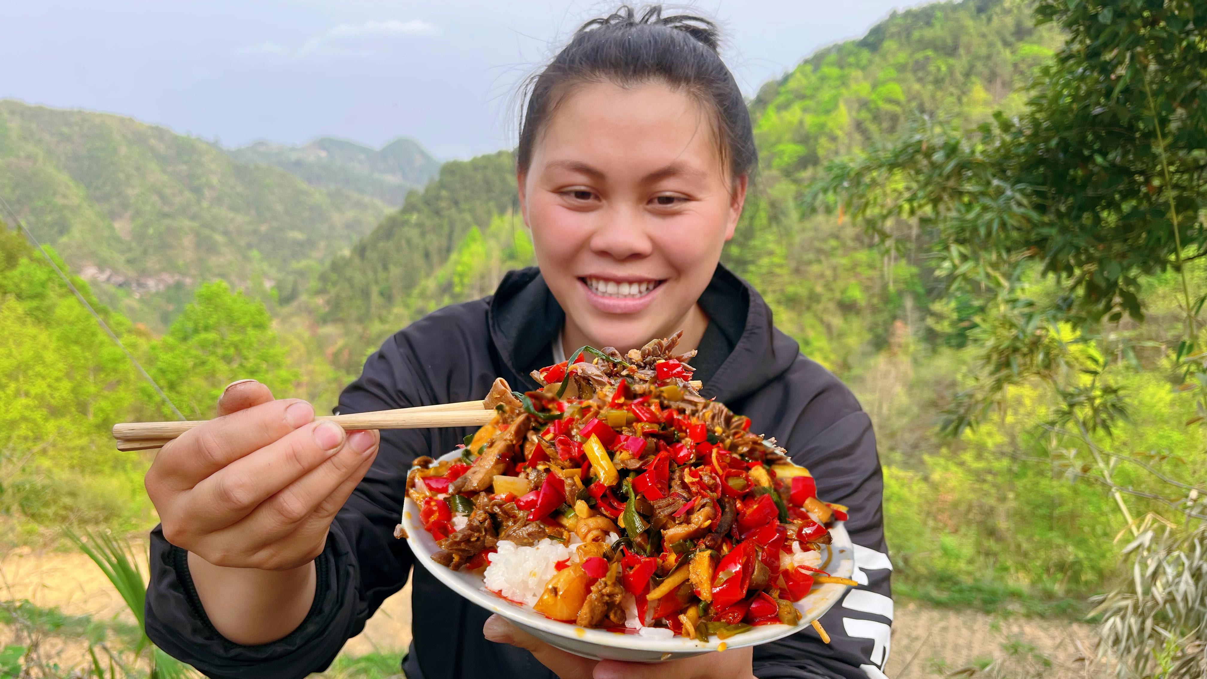 大山里越来越热,今天欧妹给狗狗剃毛,再做个超辣鸭杂吃过瘾