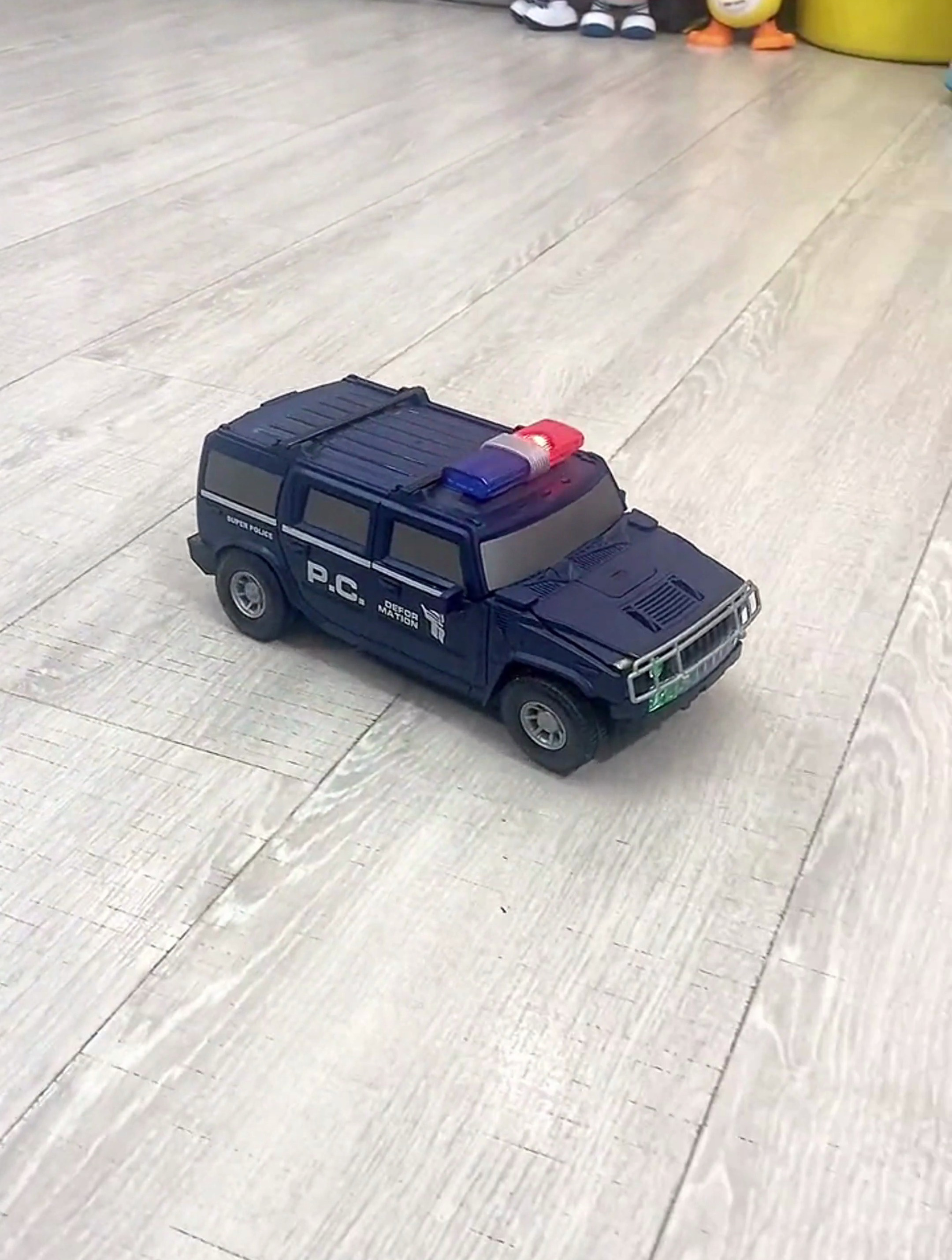 好玩的变形警车来咯能自动变形和避障带灯光音效