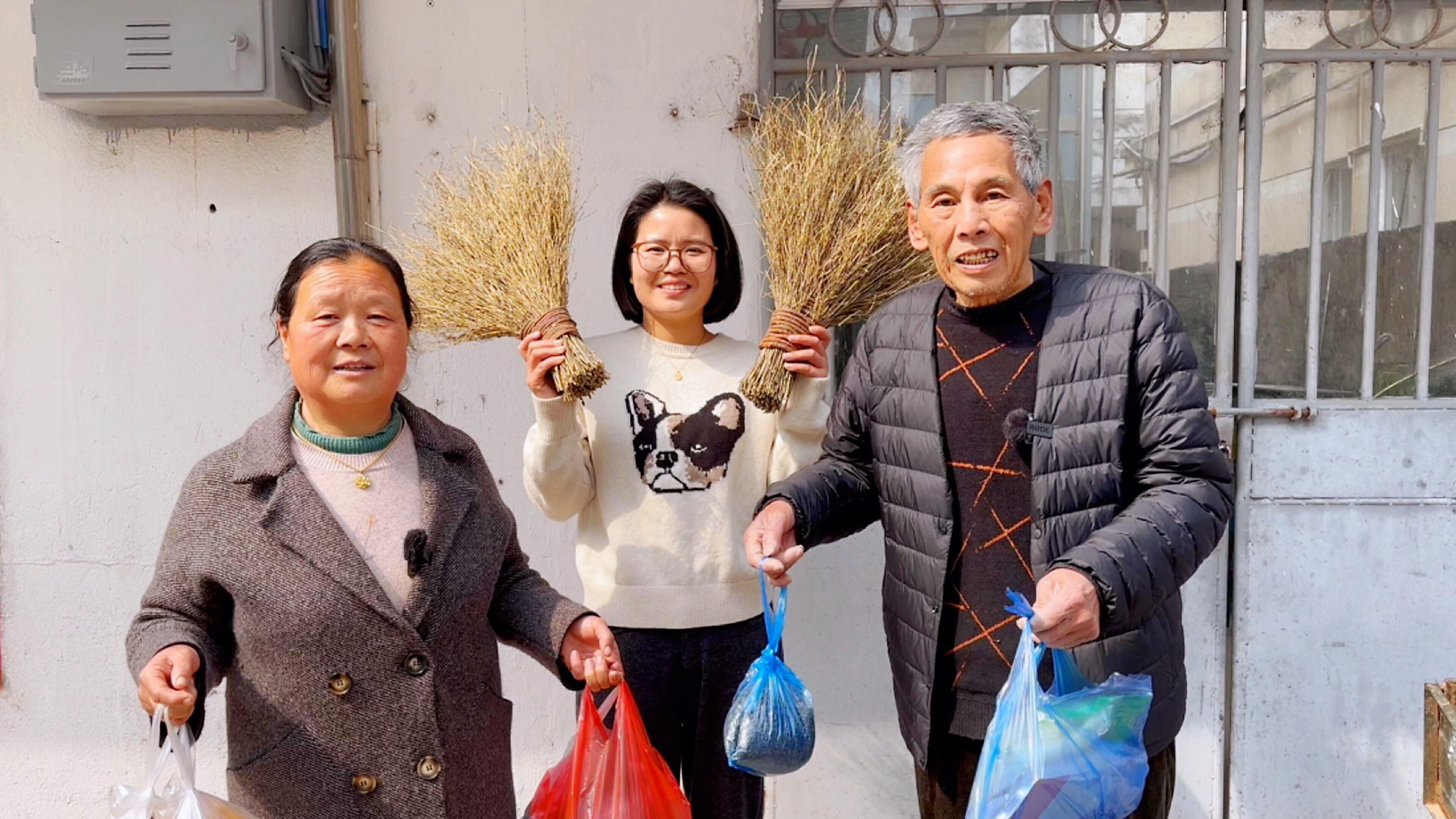 农村公公和婆婆赶大集,儿媳妇分别给公婆100元,结果让人意外