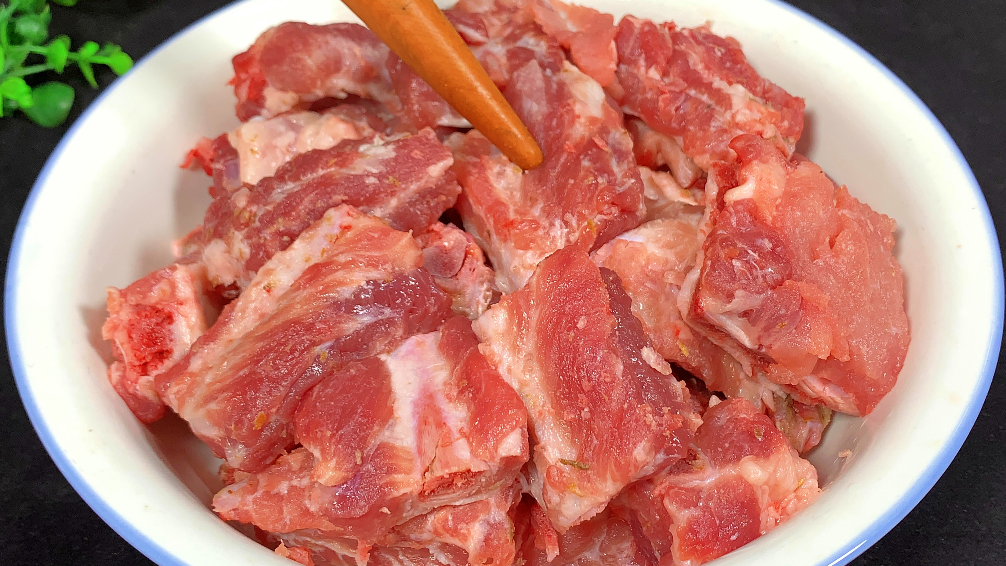 做排骨时，切记不要直接焯水，分享正确做法，营养美味不腥不柴