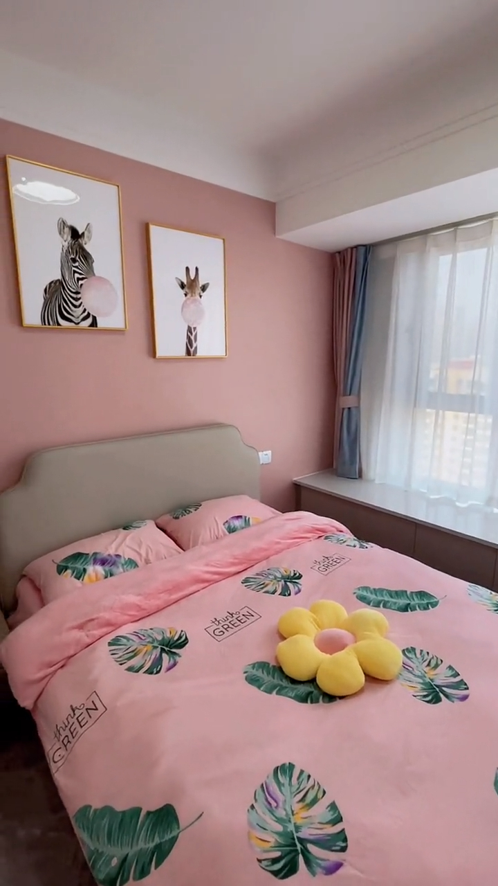女儿自己选的颜色,粉色房间满足了她的童年,也满足了我儿时的梦