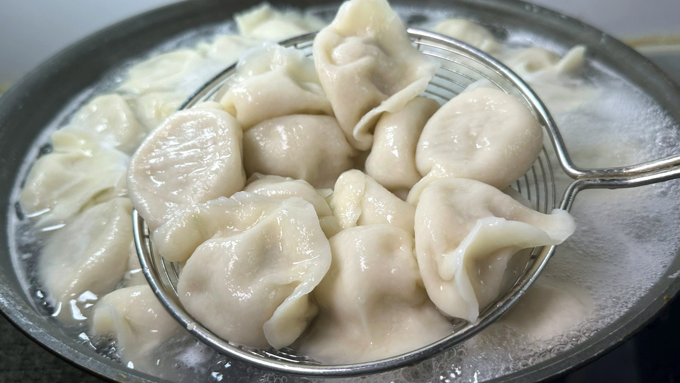 芹菜饺子馅好吃有诀窍，教你30年饺子馆不外传秘方，鲜嫩多汁真香