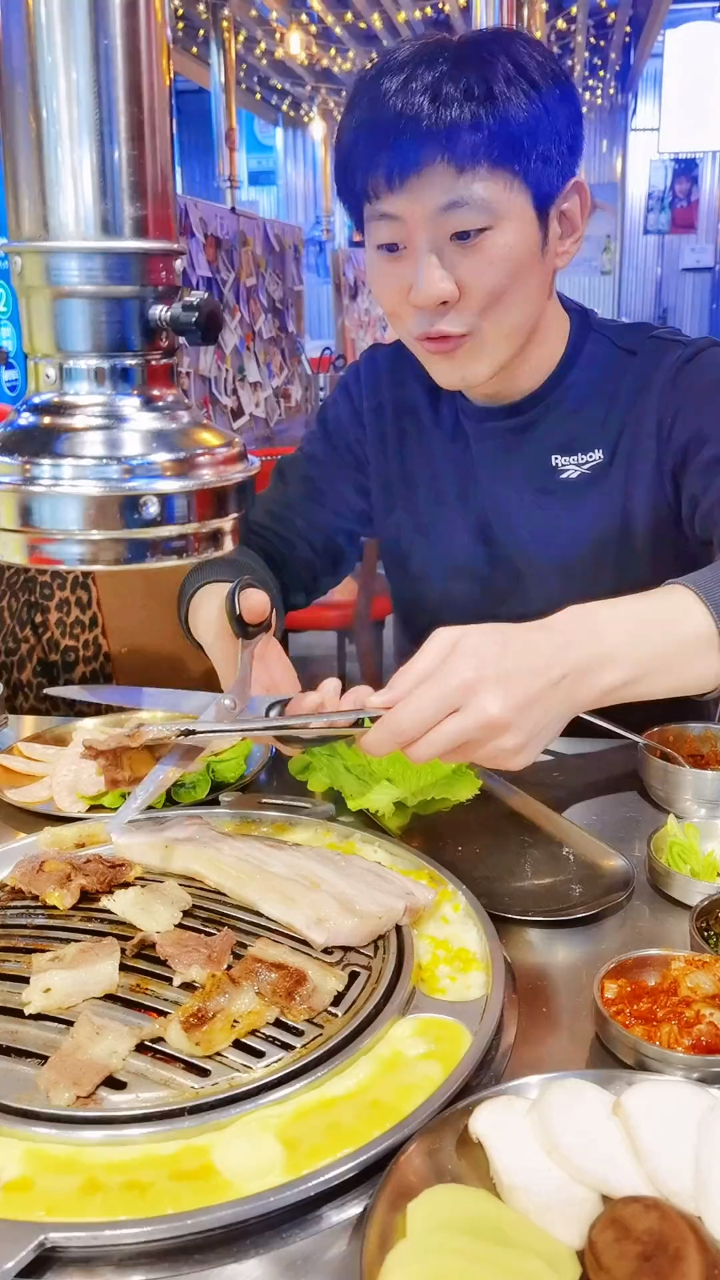 边看帅哥边吃饭的确下饭,128纯正韩式烤肉