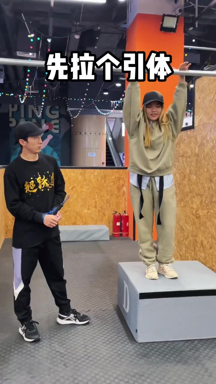 凡是进馆得先跟yoki学一个动作才可以开始玩 元跑酷运动馆