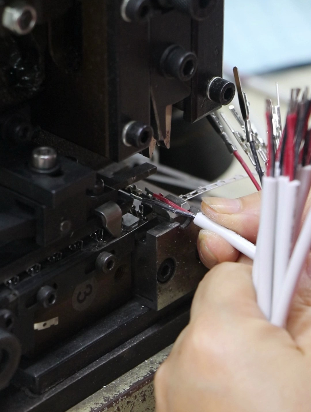 来给线束打一些端子,专业生产各种端子线排线线束 工厂实拍视频