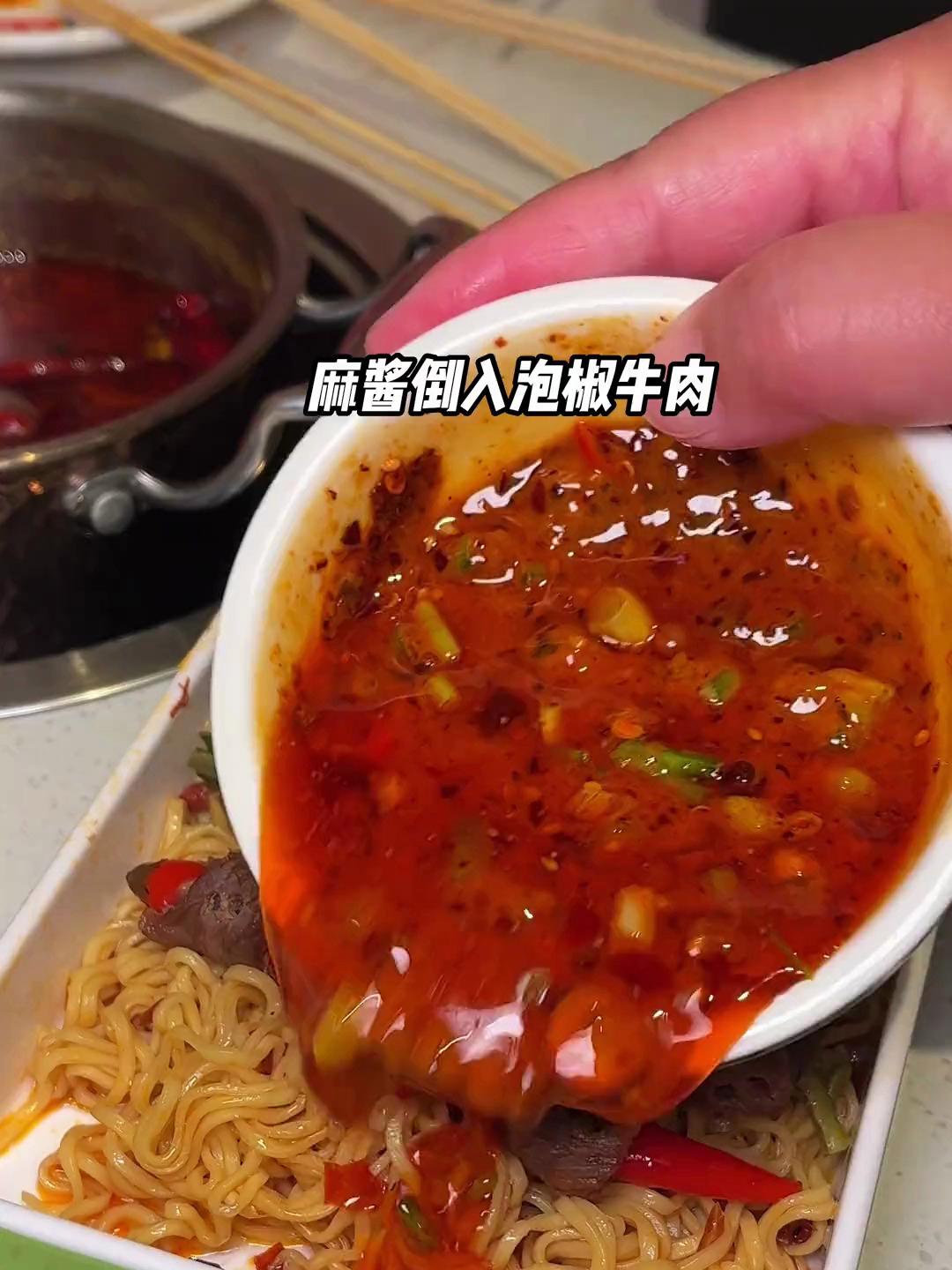 大斌家49一人食小火锅吃到撑!五十根荤素任选的串串和火锅方便面