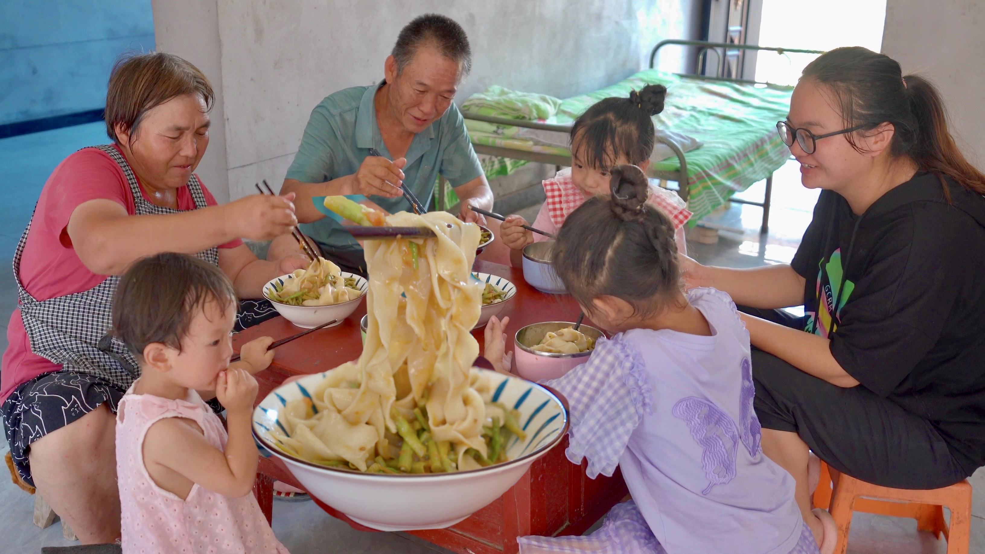 回家第一天,来碗西红柿豆角拌面,解解馋!