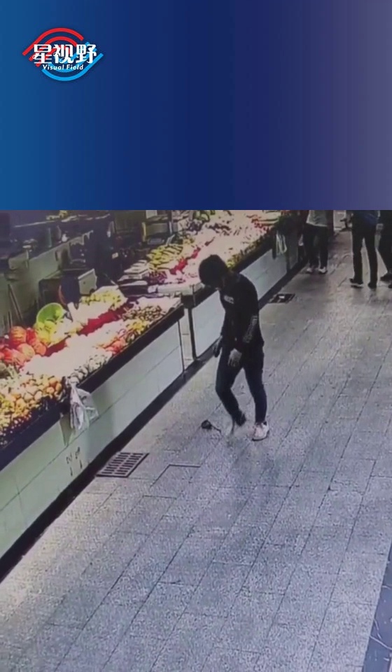 菜市场惊现老鼠女子吓得惊慌失措三名男子接力将其踩死