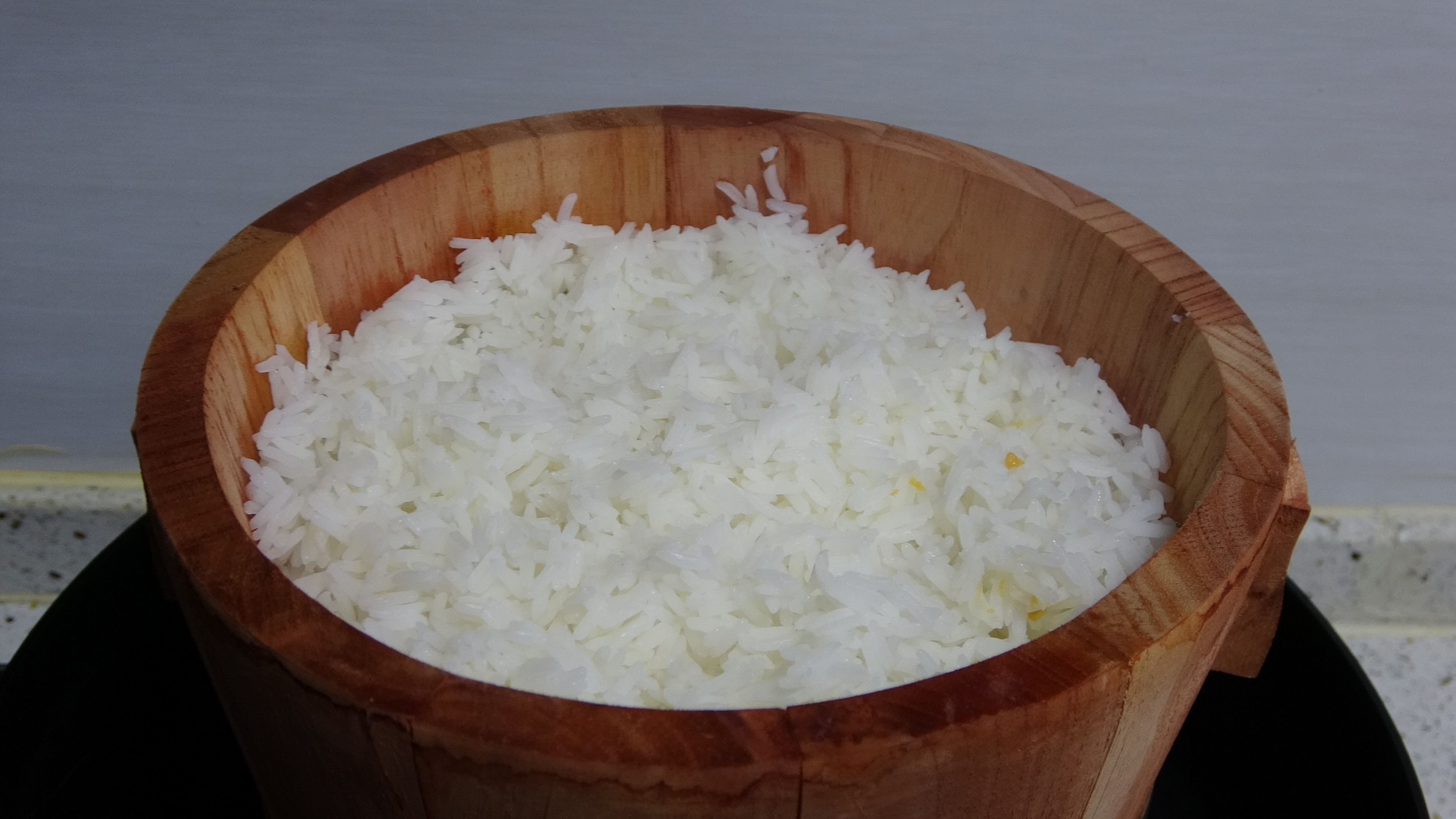 小邓今天吃“木桶饭”,简单一做,味道巴适得很,一口气吃了两碗