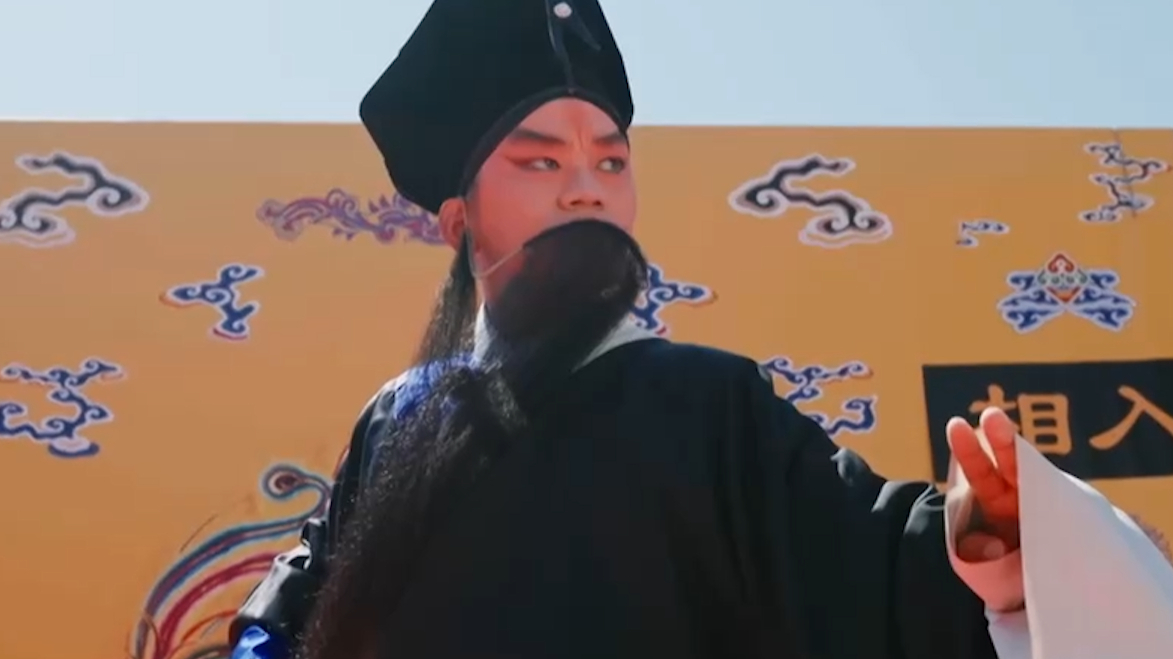 王宝强饰演秦琼演唱《三家店》,唱的有模有样,看不出来是初学者