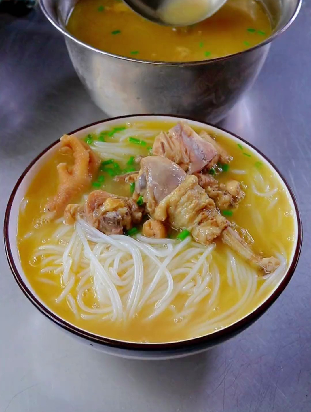 吃剩的鸡汤,用来做鸡汤米粉,味道太赞了