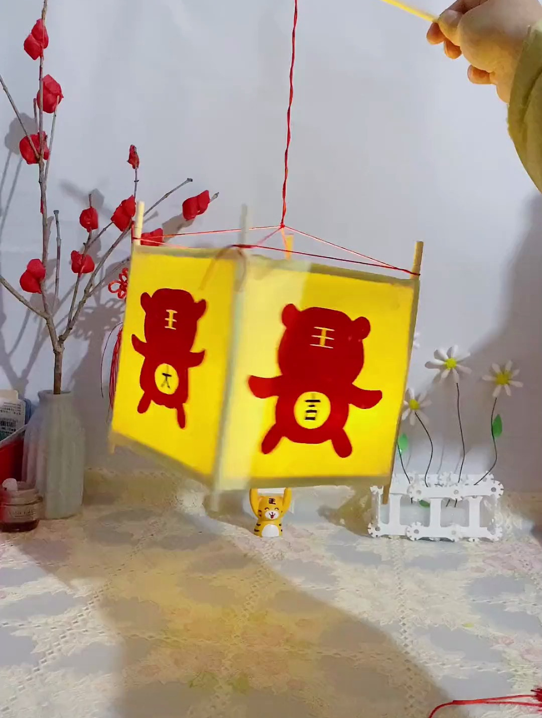 用筷子和折纸做个灯笼