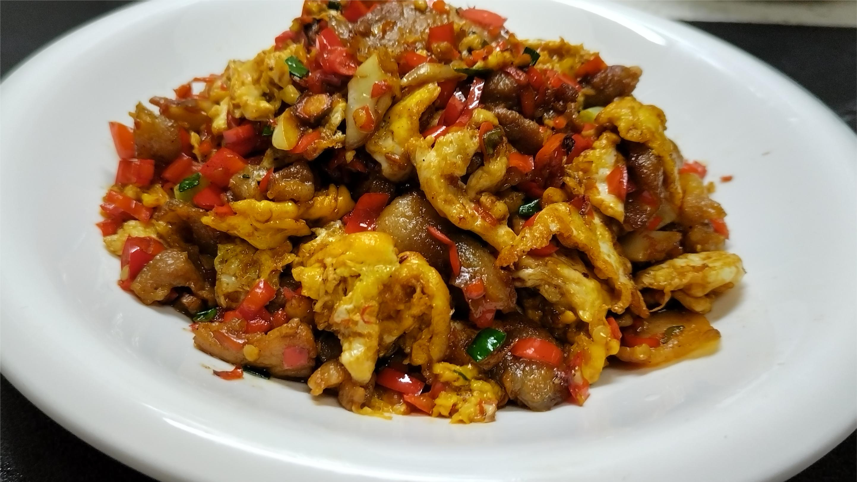鸡蛋和猪肉,像我这样简单炒一炒,出锅香气扑鼻,好吃下饭,超赞