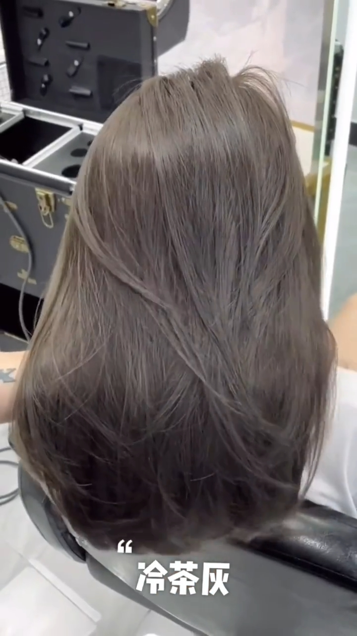 冷茶灰显白不用漂今年好流行这种冷色的发色洋气又日常