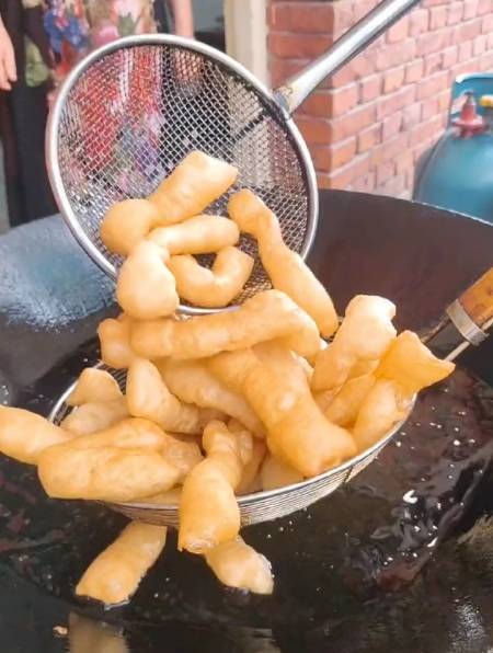 襄阳枣阳早餐小吃培训,枣阳炸馍做法,一斤面粉八两水-度小视