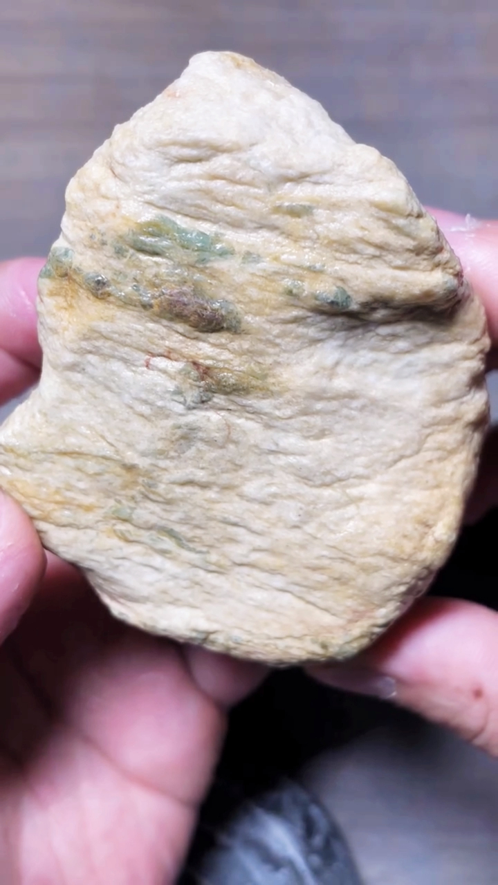 表现一般的木那皮壳,切爆色,太牛了吧!