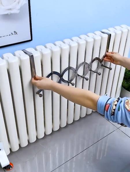 四季可用的暖气片挂钩,还可以挂衣服和包包-度小视