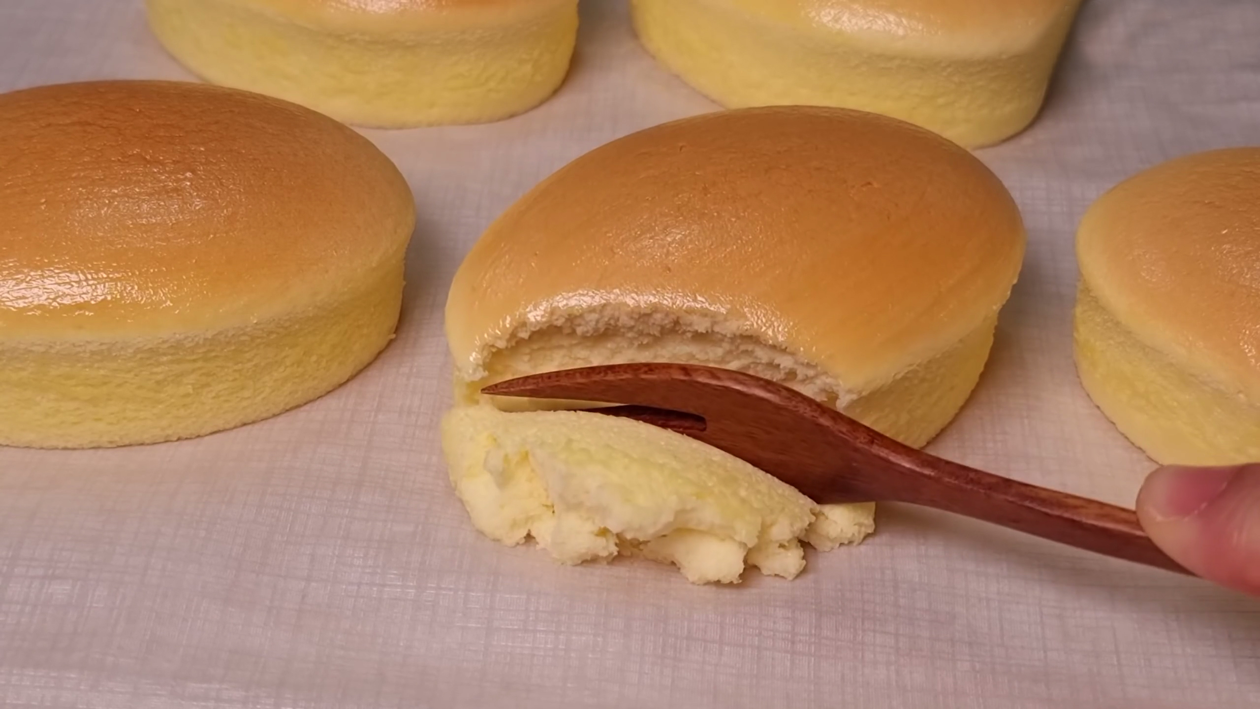 面点师教学老式鸡蛋糕的做法,外酥里软,金黄美味,小时候味道