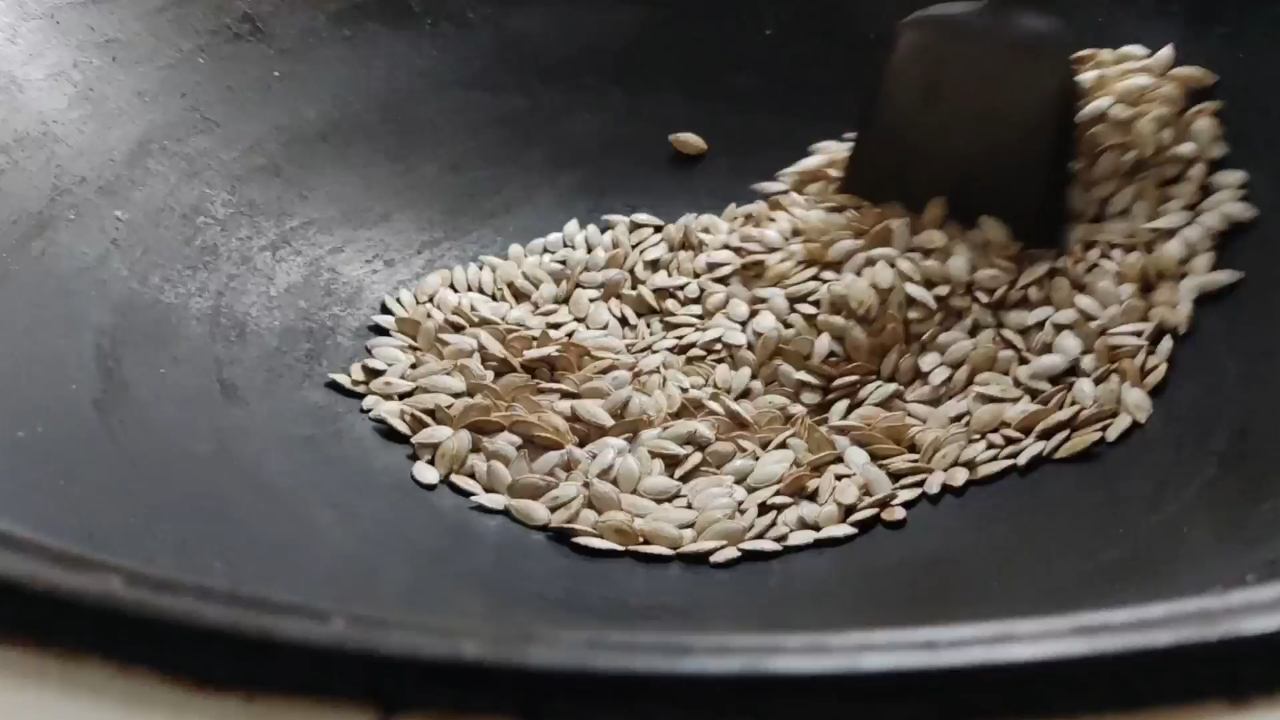 生南瓜籽怎么炒?原来这么简单呀,好香