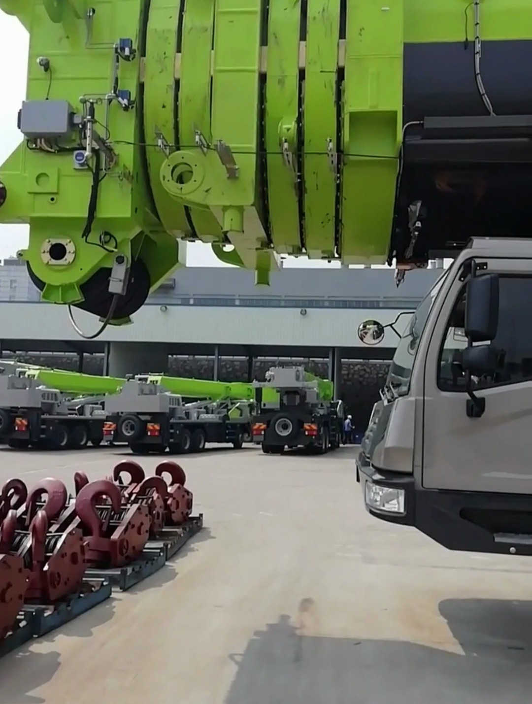 中联1800吨全地面起重机,车一公里耗油是十几升,不愧是大国重器-度小