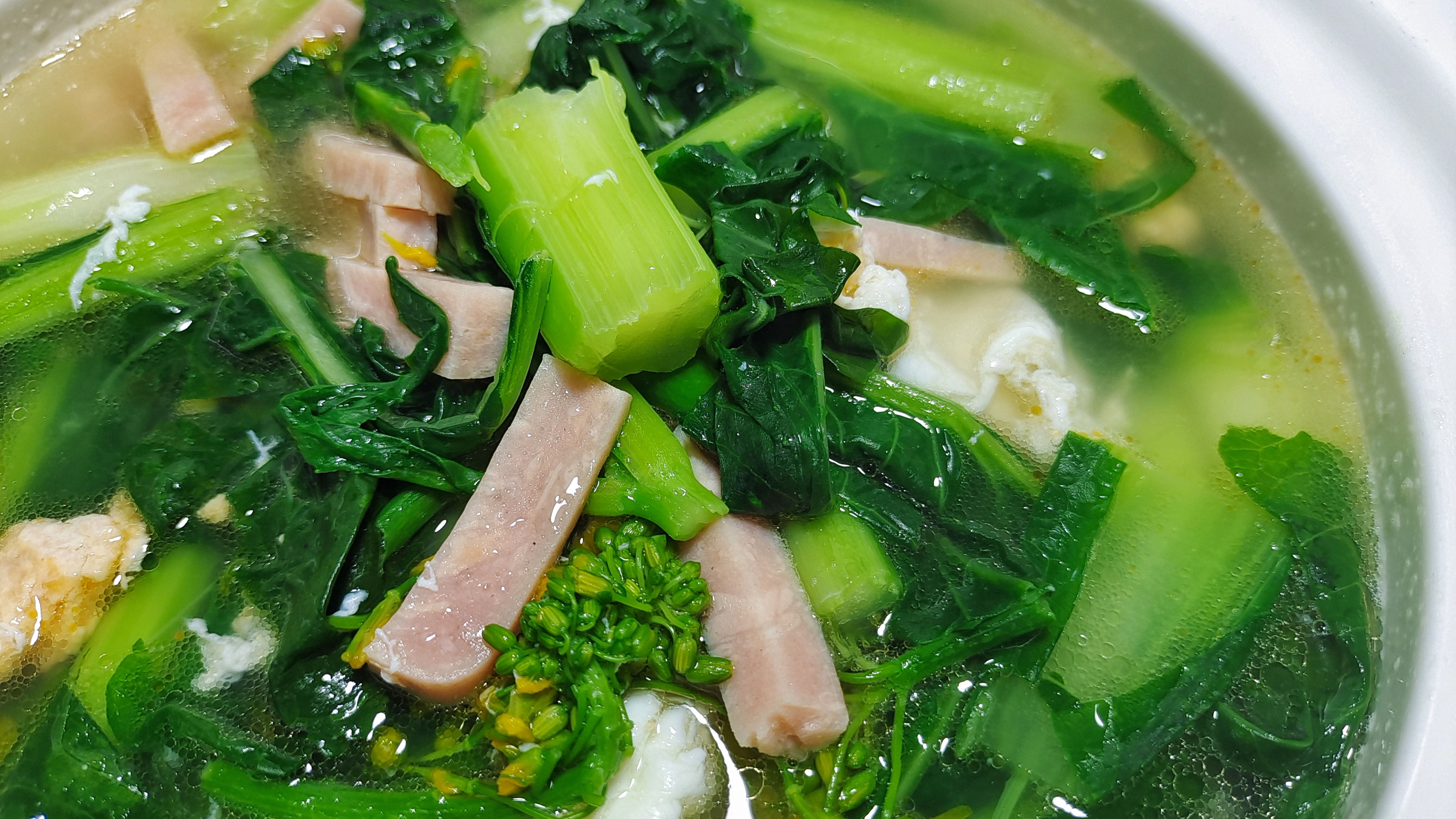 冬天吃迟菜心的季节,咸鸭蛋火腿上汤迟菜心,菜心软糯,菜梗爽脆