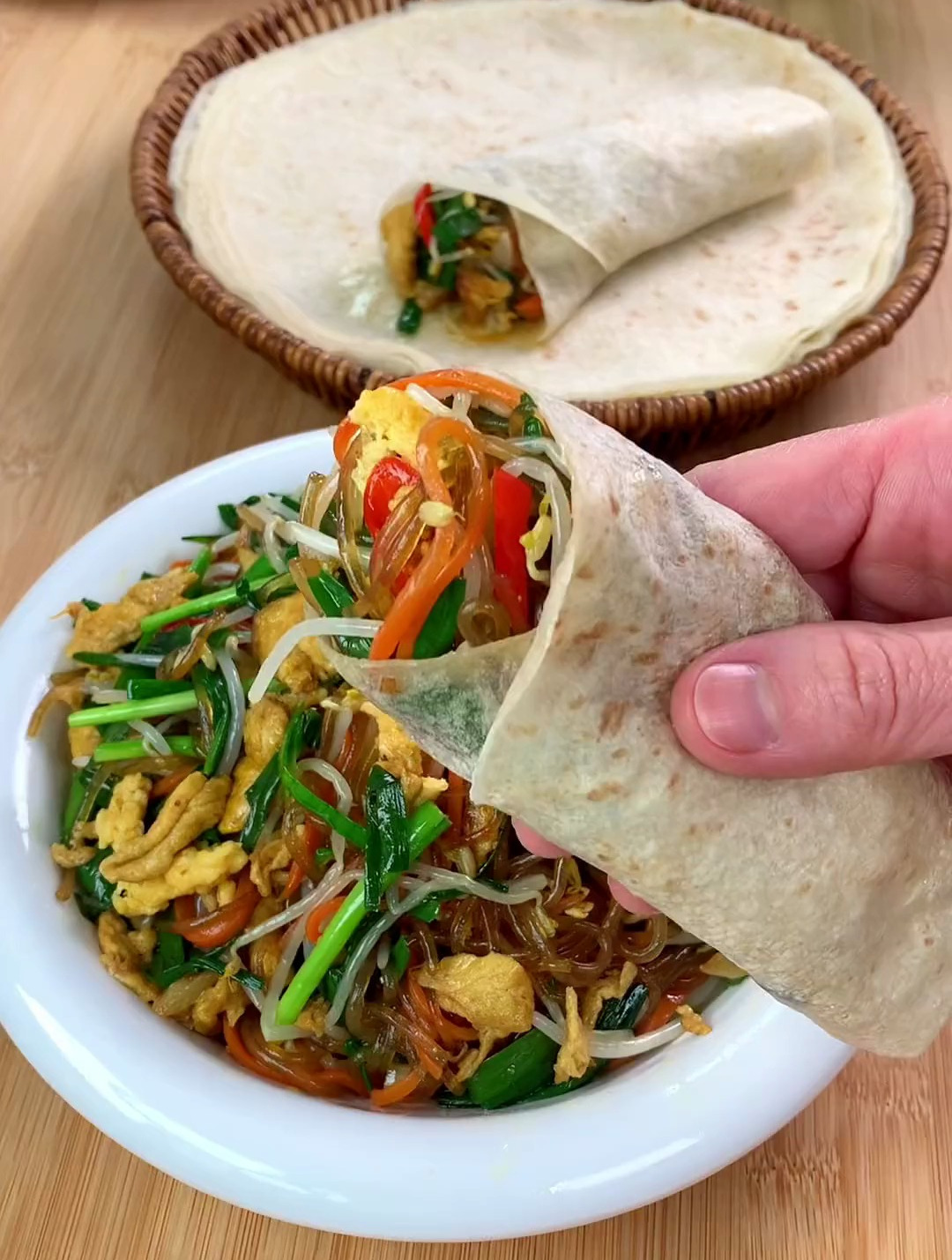 炒合菜真的是简单又好吃的家常菜,卷着烙馍真是太美味了-度小视