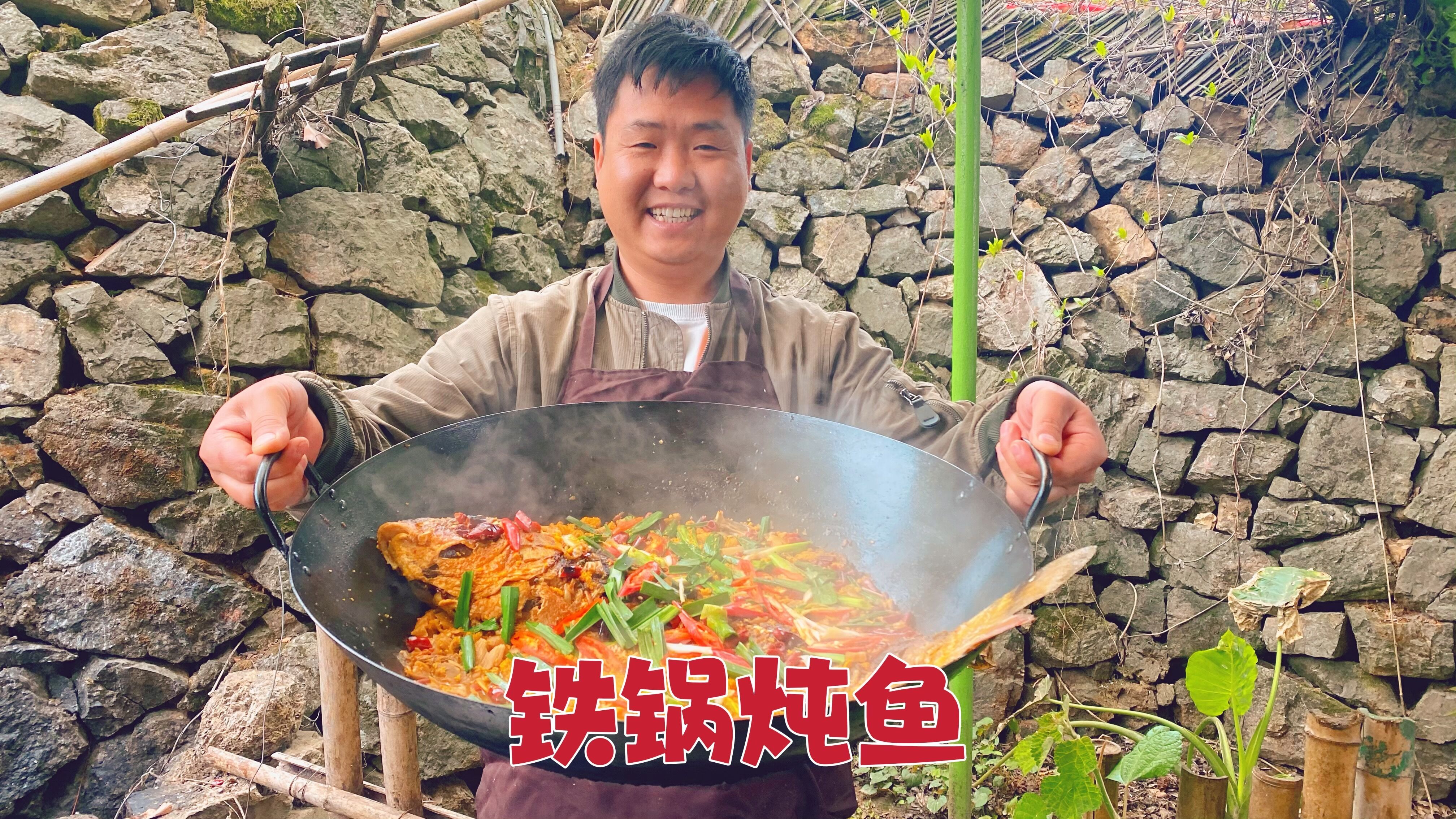 水库现捞大鲤鱼,炸香再炖,一个锅差点装不下