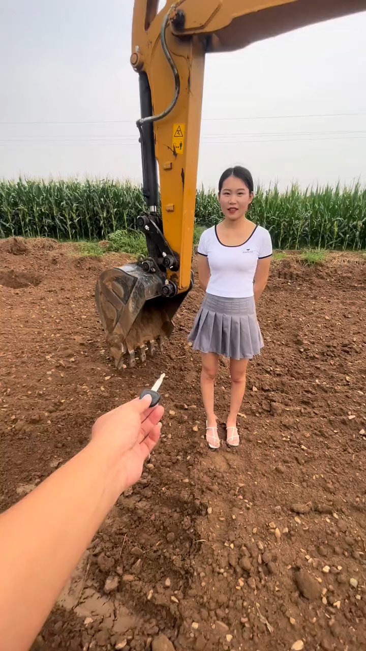 少壮不努力,老大教美女开挖掘机-度小视