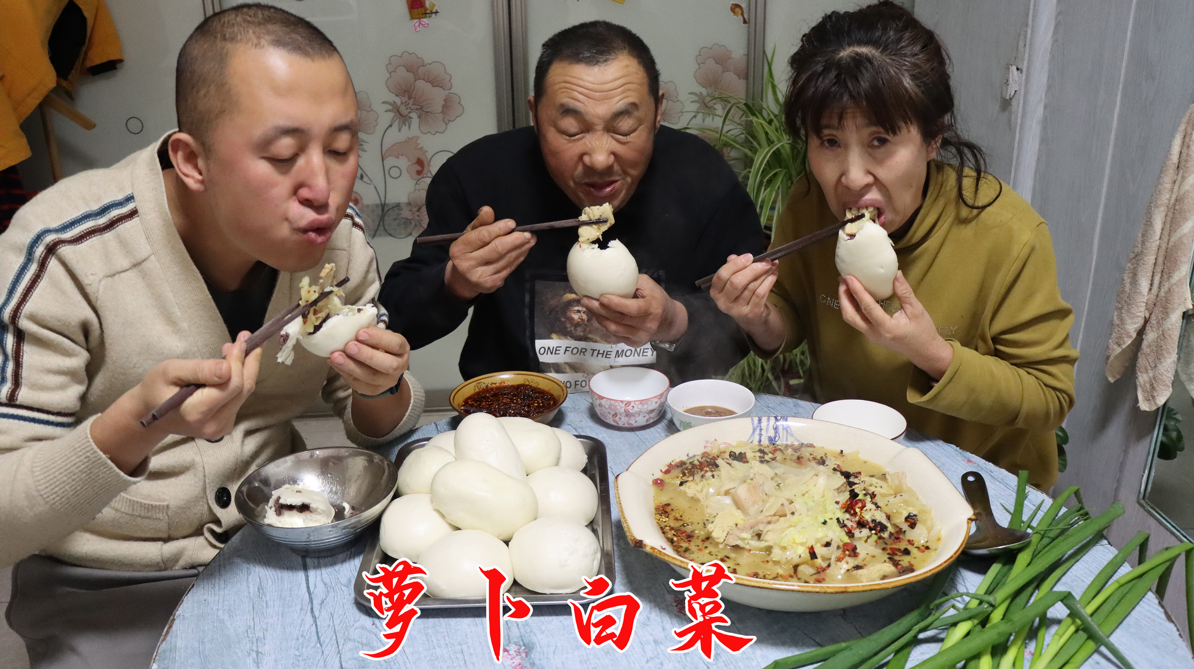 东北农家菜,用萝卜白菜炖冻豆腐,出锅撒上烧辣椒,地道东北味