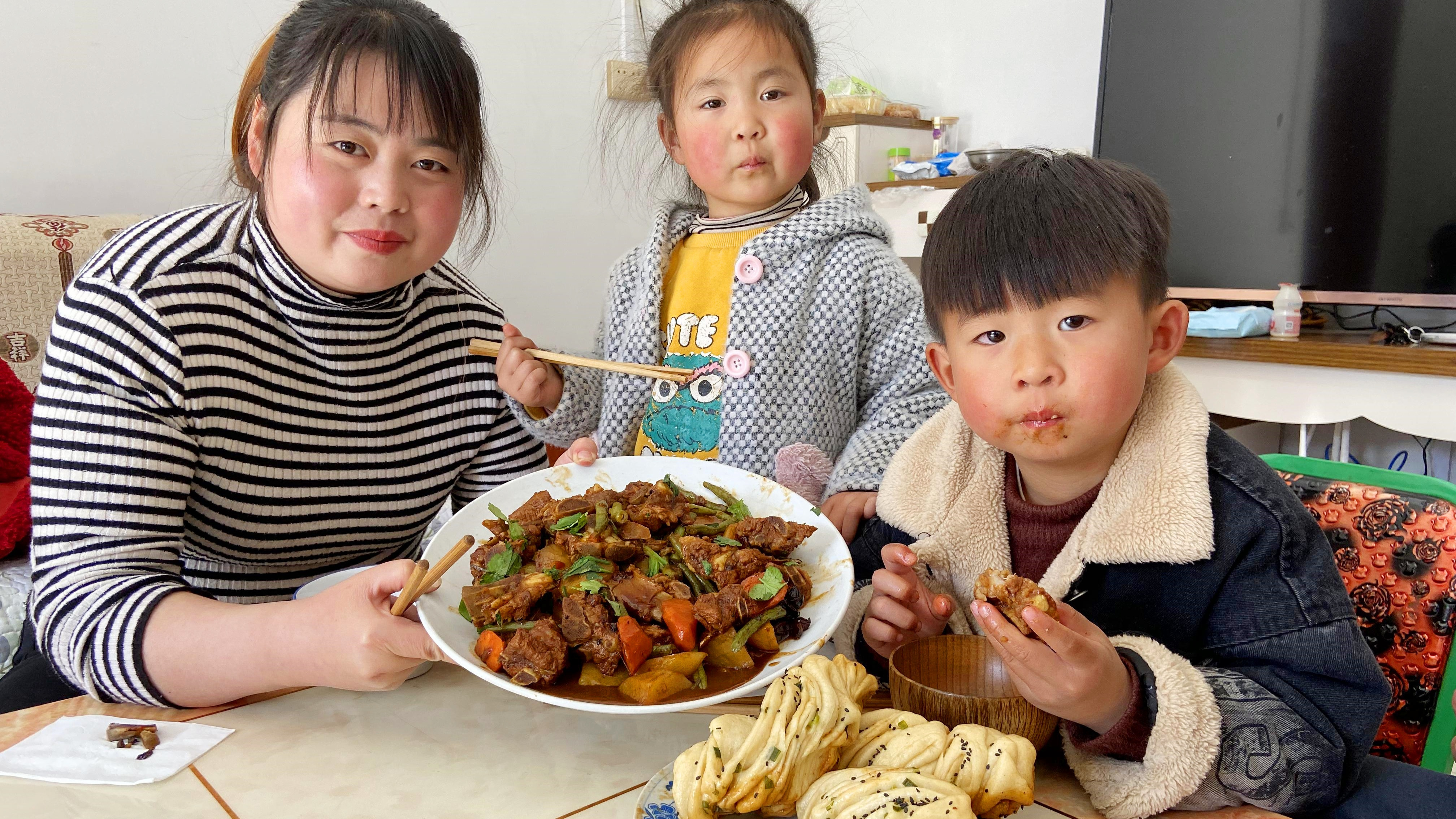 农村二月二习俗,地锅排骨焖花卷,松软筋道,一口馍一口肉香得很