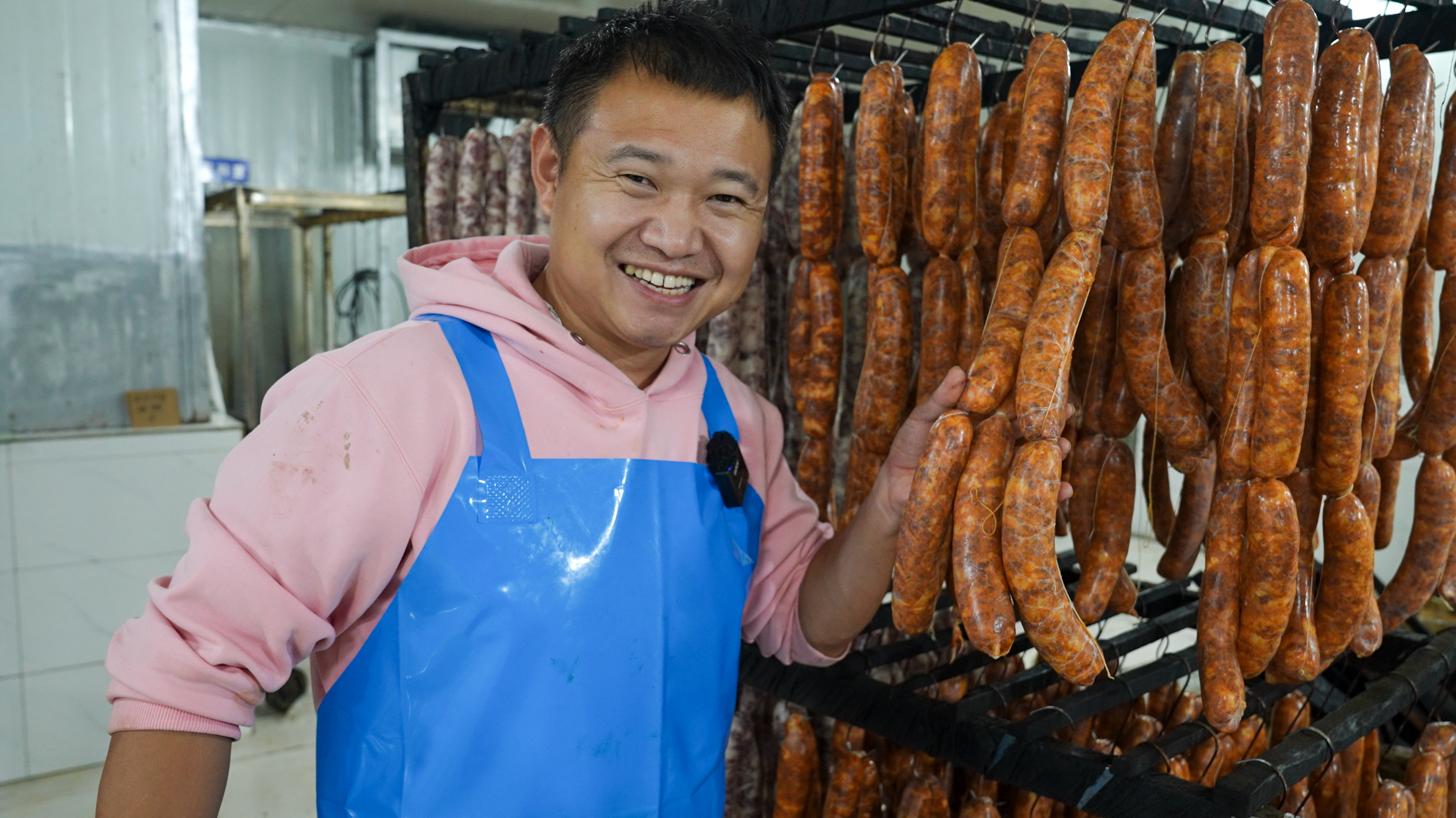 农村四哥准备做香肠,凌晨3点到市场收购土猪肉,从源头把握品质