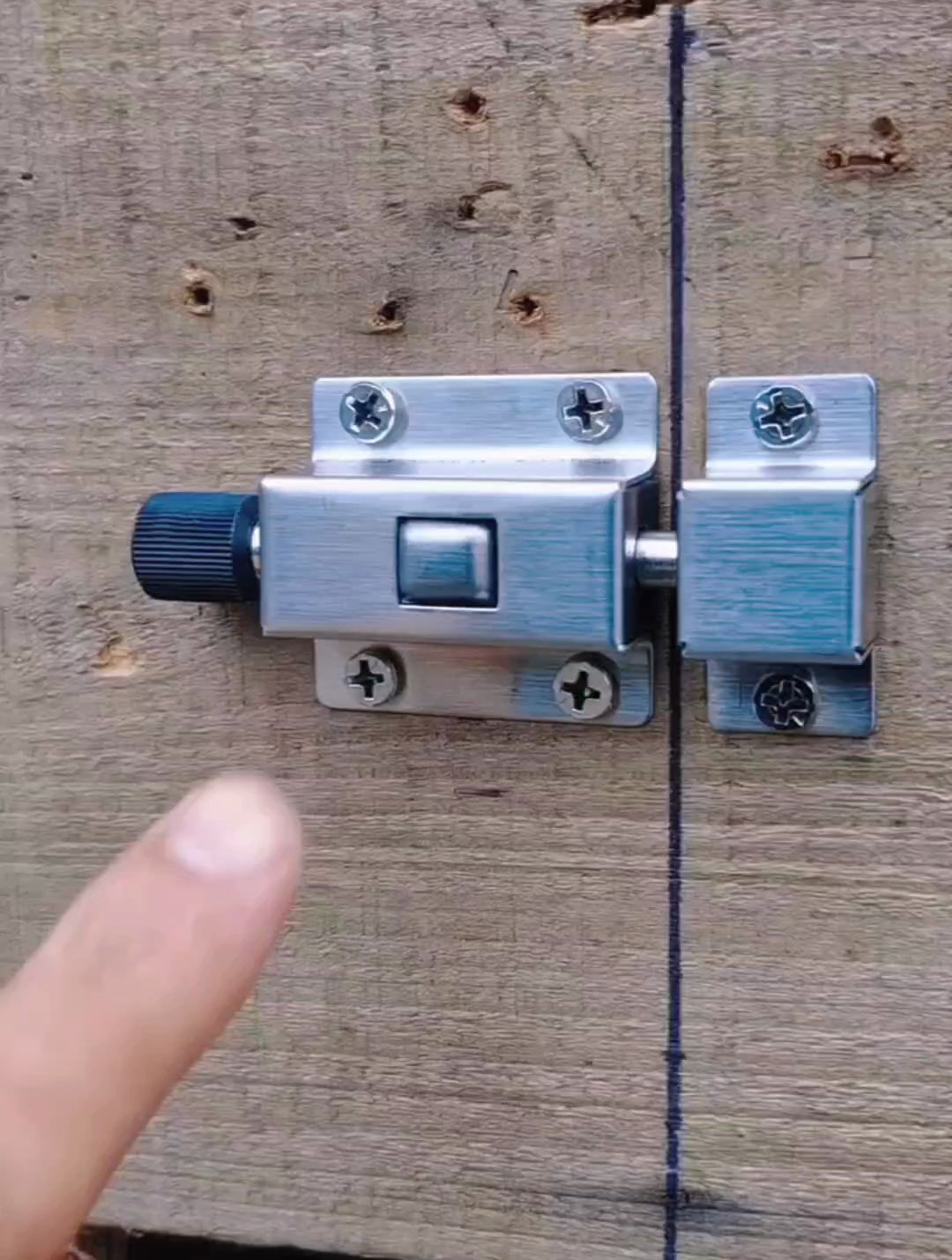 家里窗户柜门都可以安装这种自动回弹插销,轻松固定用着非常方便