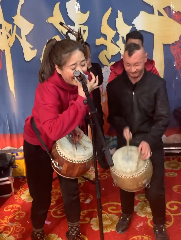 鼓王二丁丁和鼓王吕二艳pk,谁表演得更精彩-度小视