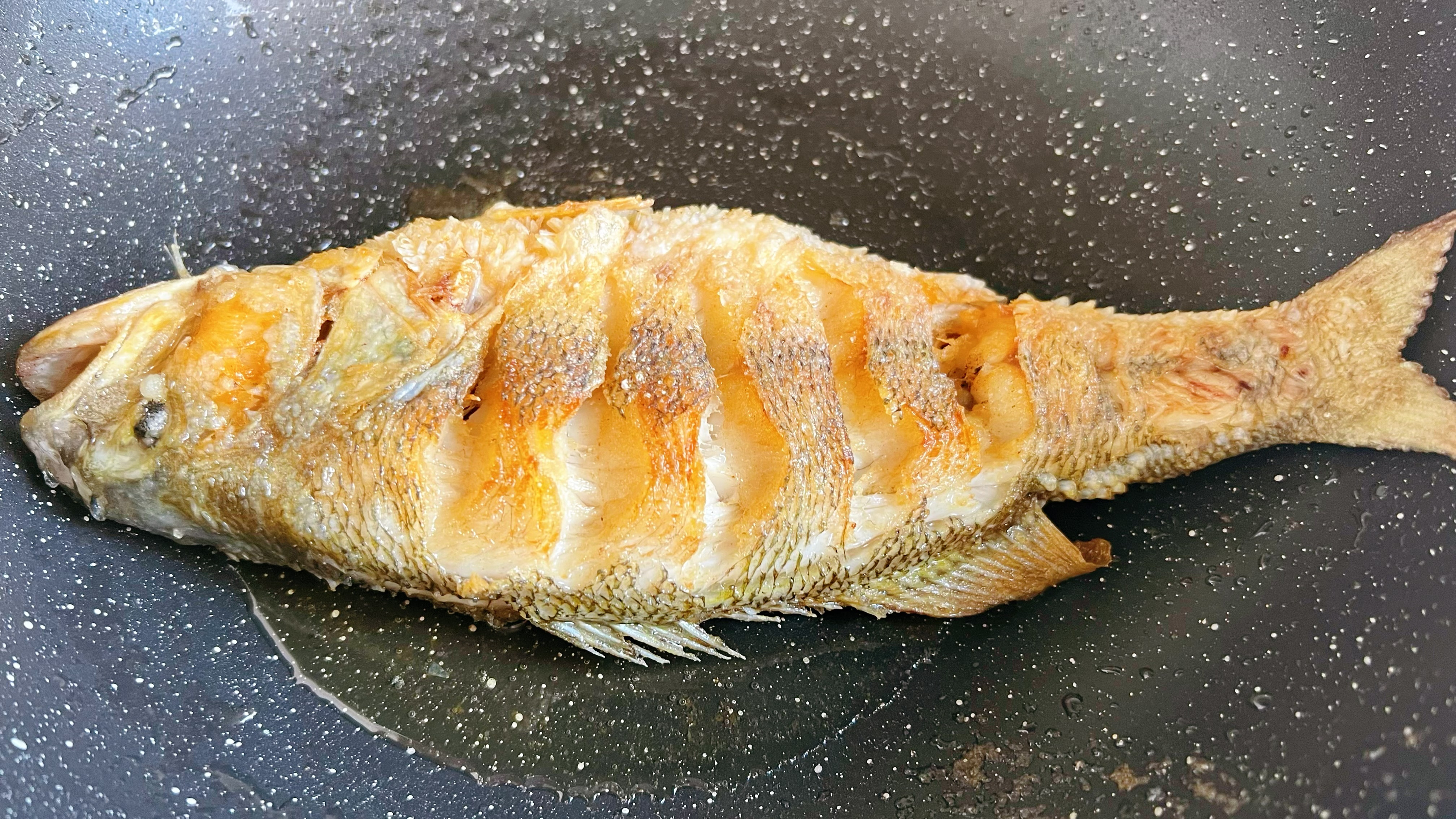 煎鱼时，切记先不要着急下锅，多加2个步骤，煎的鱼不粘锅不破皮