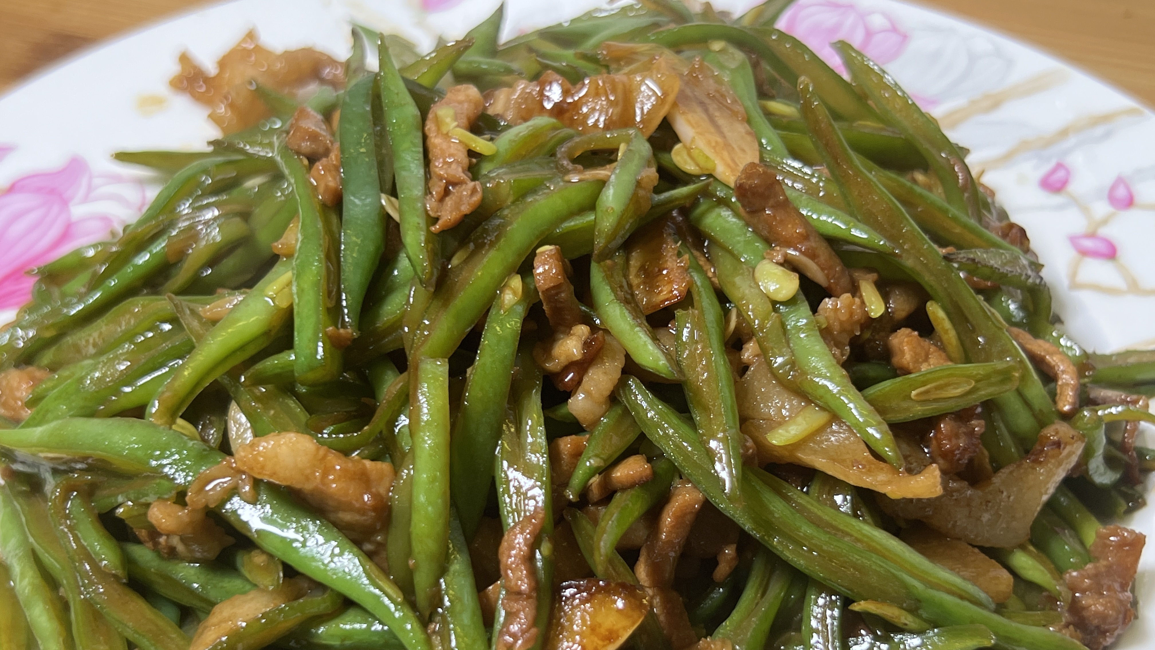 一把扁豆角,一块猪肉,简单炒一炒,肉丝滑嫩,扁豆角清爽,下饭