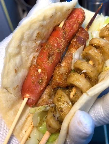 来自徐州的肉筋卷饼只要6块8就能吃到有荤有素超级满足