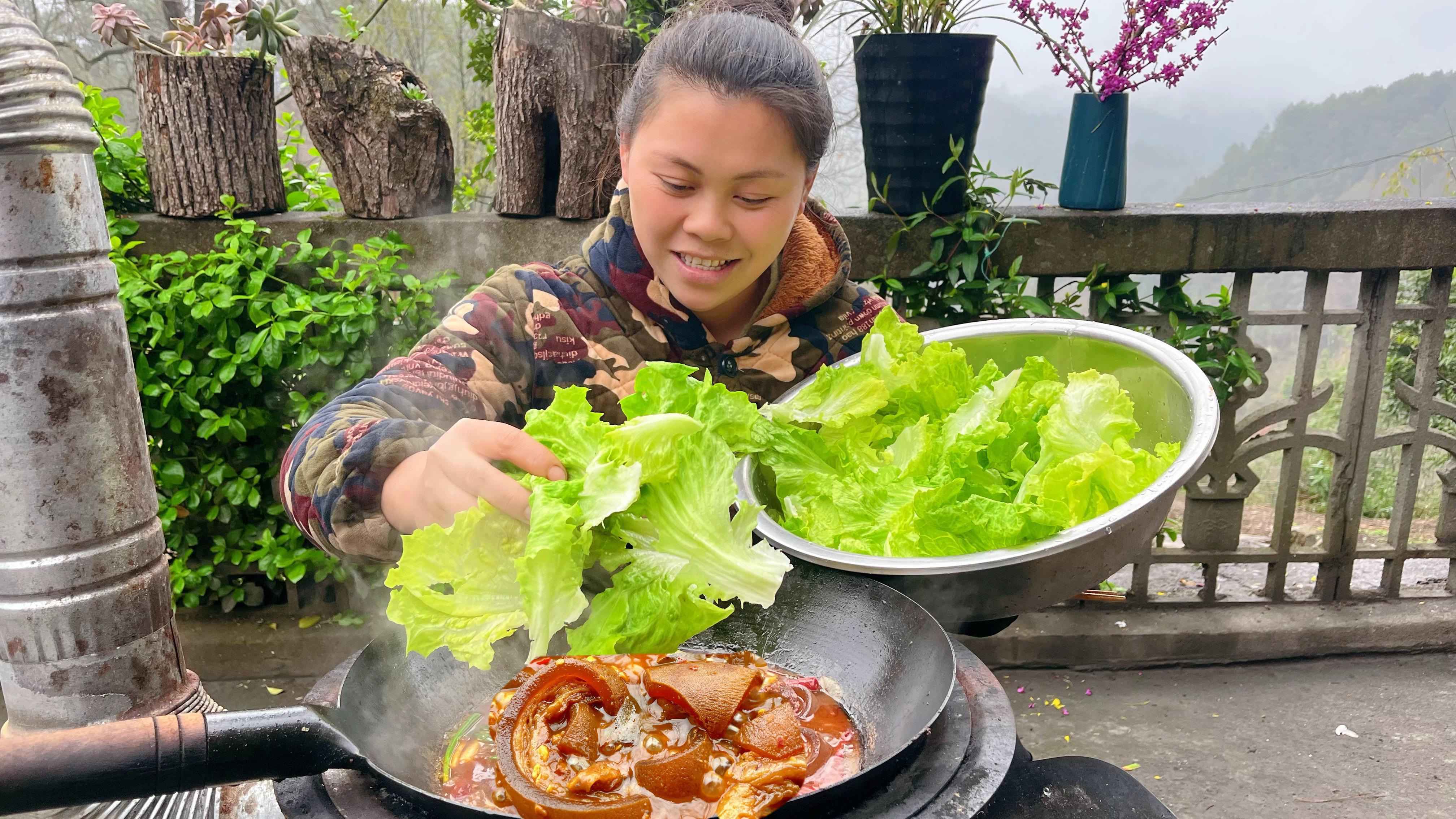 又降温了,今天做一锅爆辣带皮牛肉,配一盆生菜欧妹吃得真过瘾