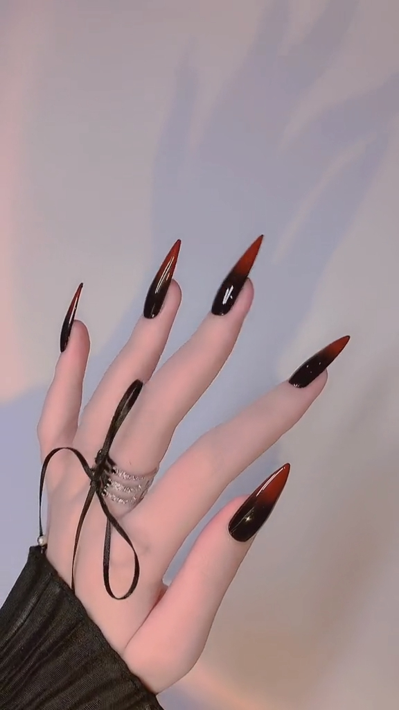 黑红渐变法式美甲,给你不一样的冬天感觉!