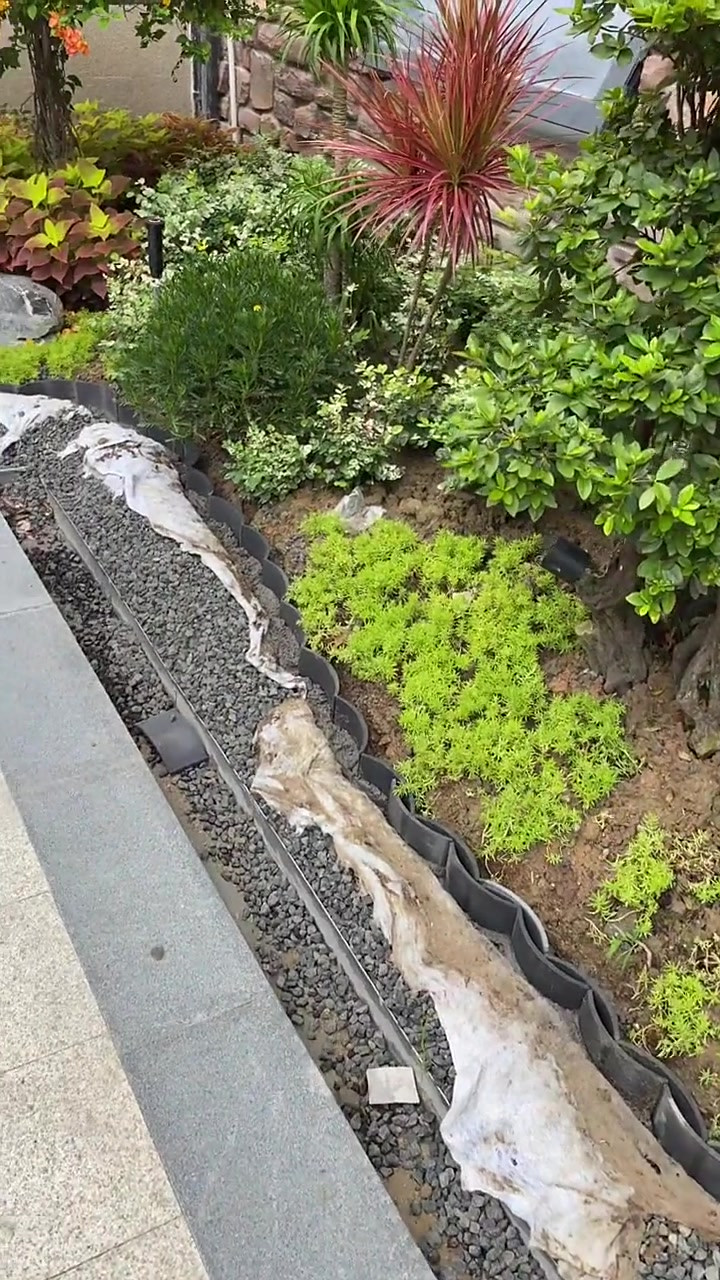 庭院景观中的绿化瓦片收边