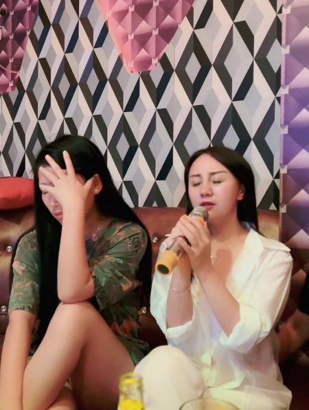 美女ktv演唱一首《包容》,情感浓郁,伤感极了-度小视