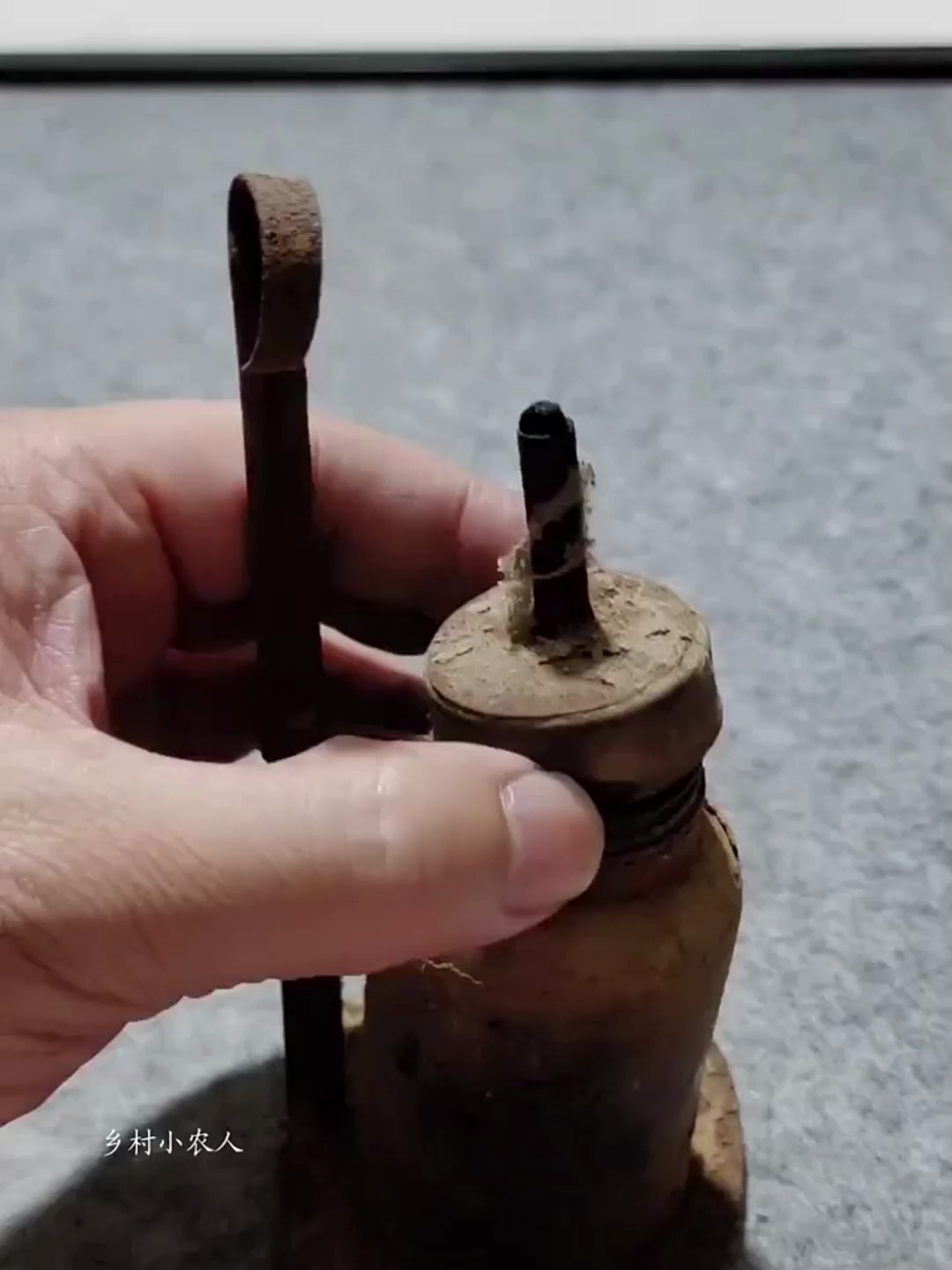 用过这种煤油灯的都不年轻了吧?