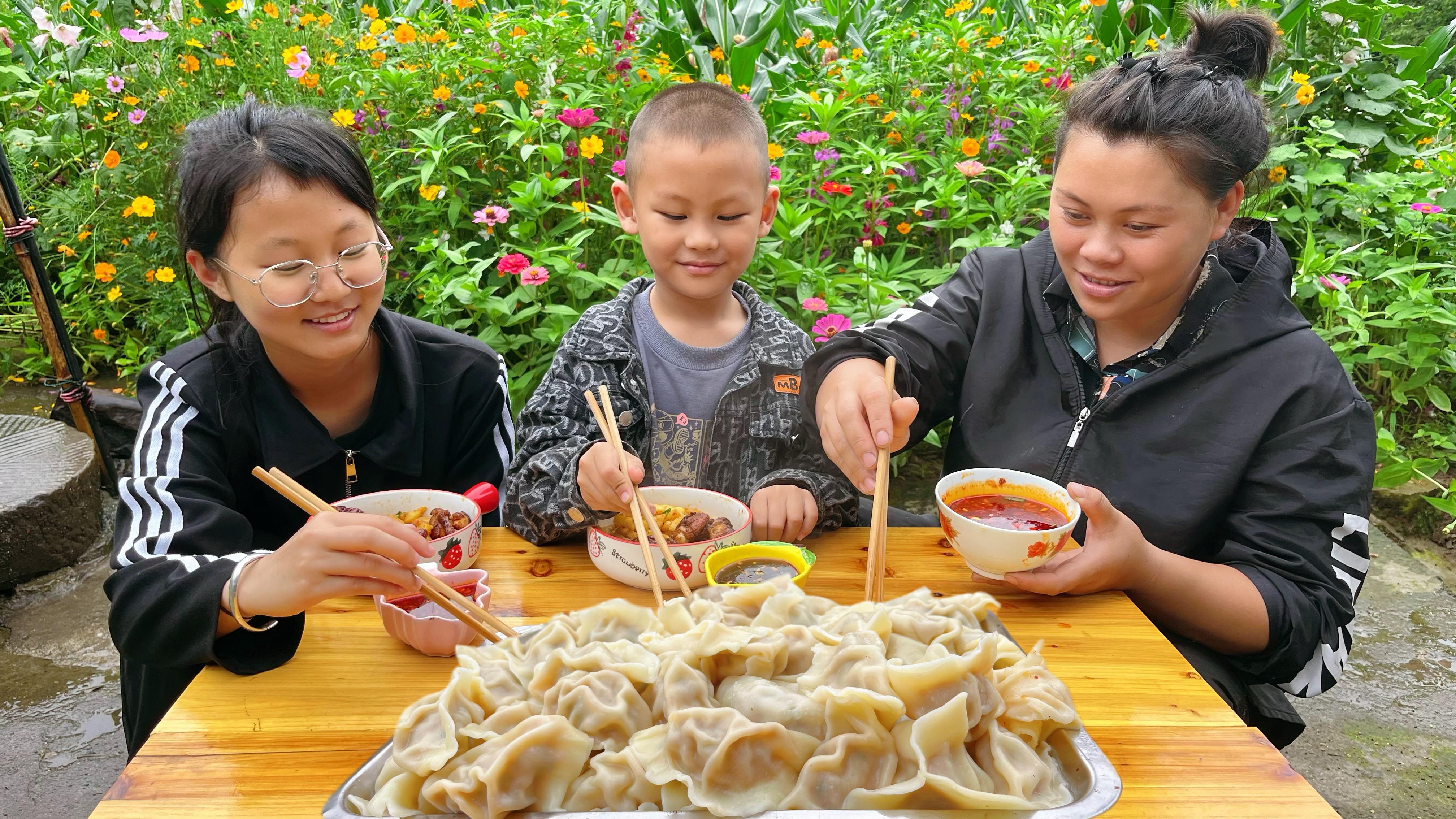 侄女来看小兔子,欧妹包饺子招待,煮了满满一大盘三人吃过瘾