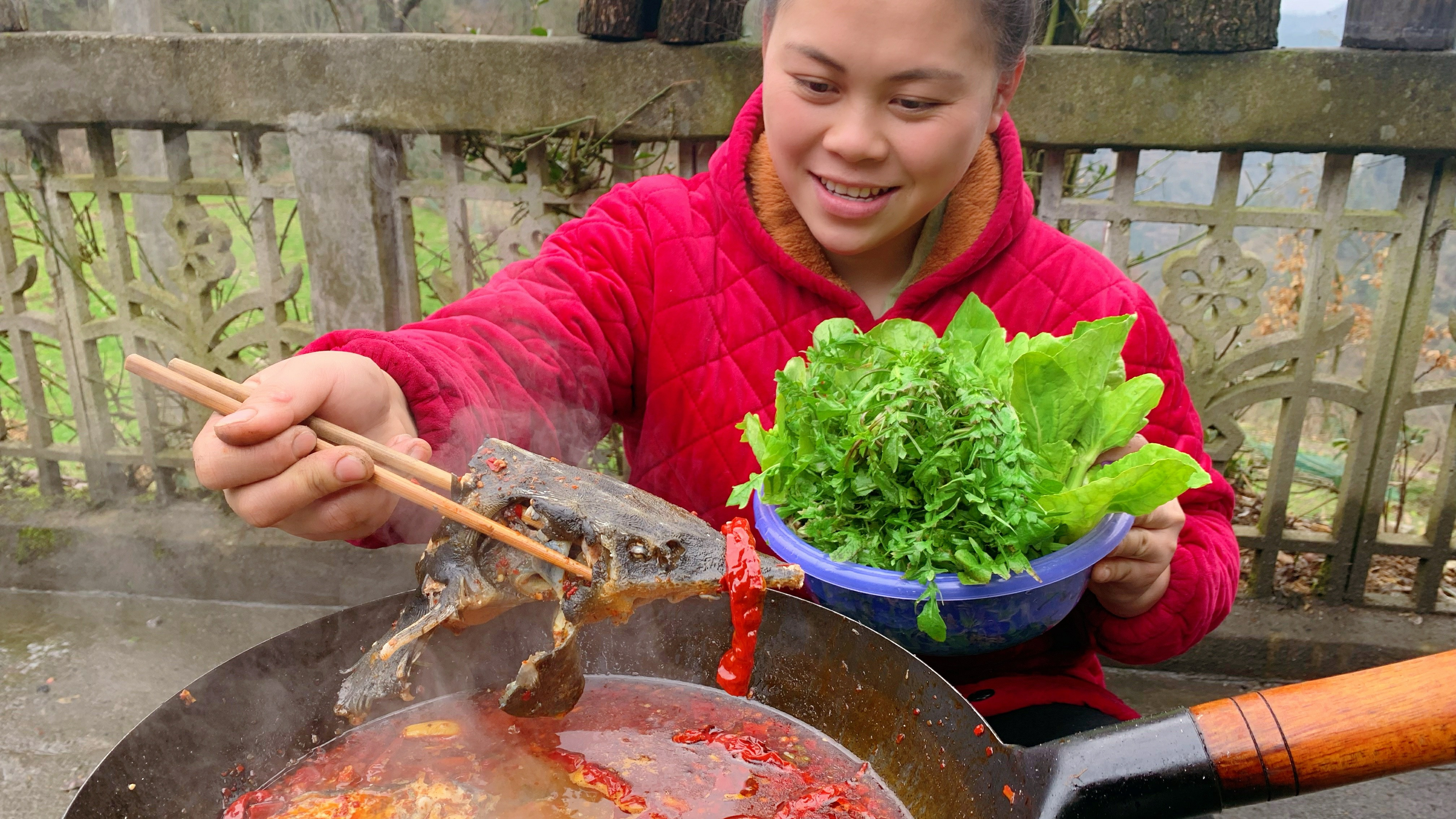 一条大鱼一盆野菜,加把干辣椒,大口吃鱼不吐刺野菜烫着当饭吃