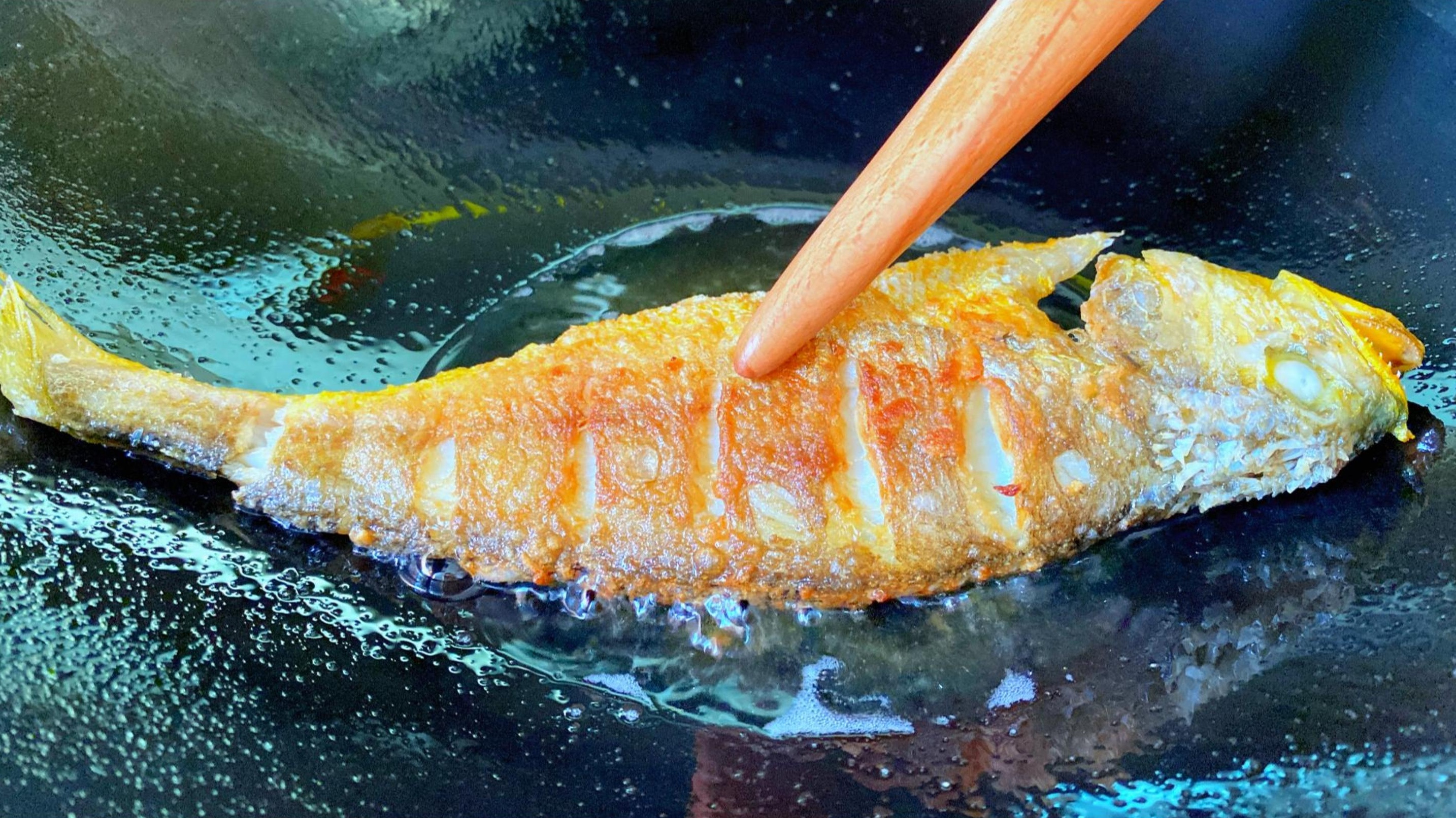 煎鱼时,先不要着急下锅,多做两个步骤,煎出的鱼非常的完整