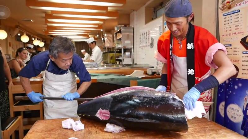 日本街头美食用各类长刀现场切割蓝鳍金枪鱼