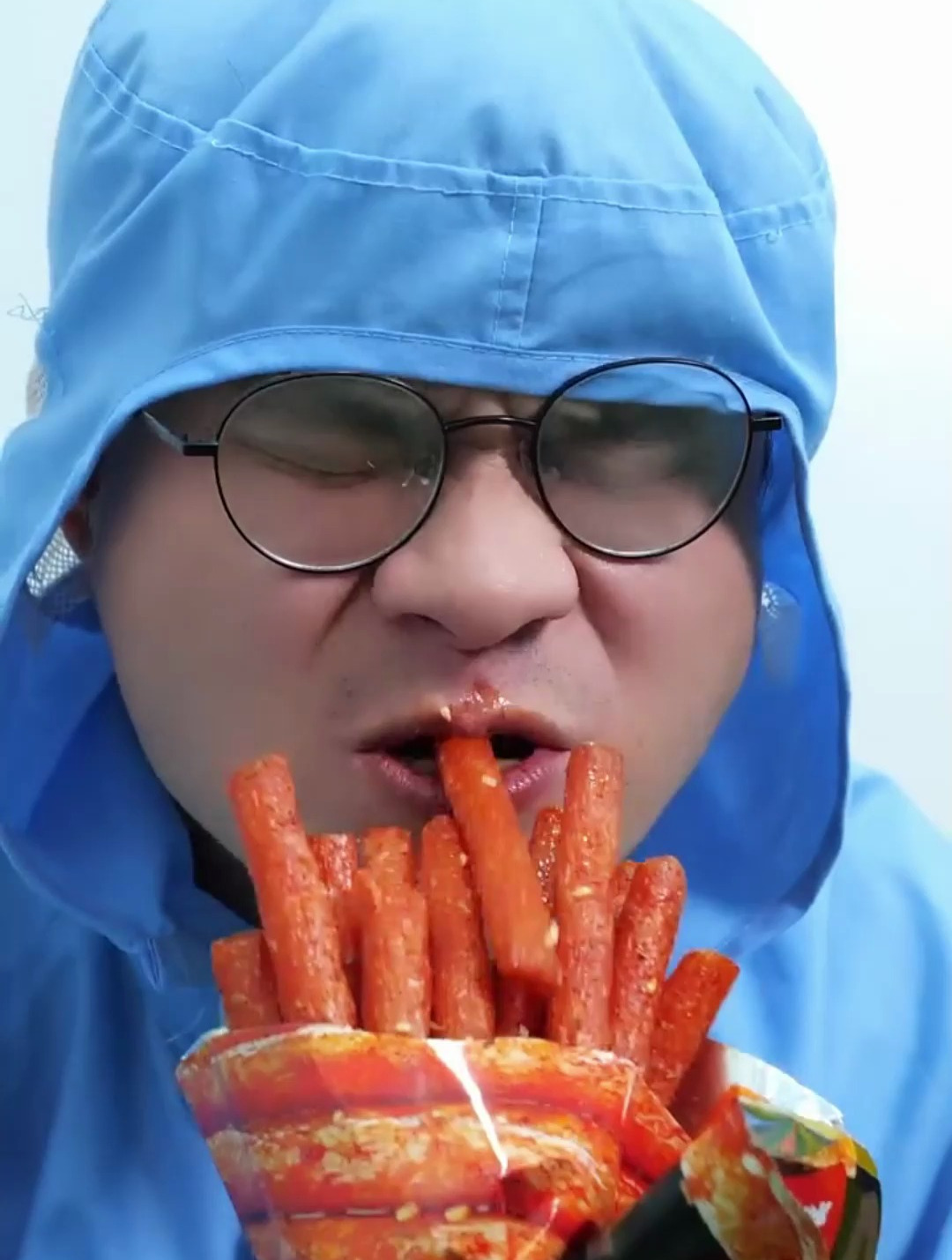 小冬冬干啥啥不会,偷吃辣条第一名