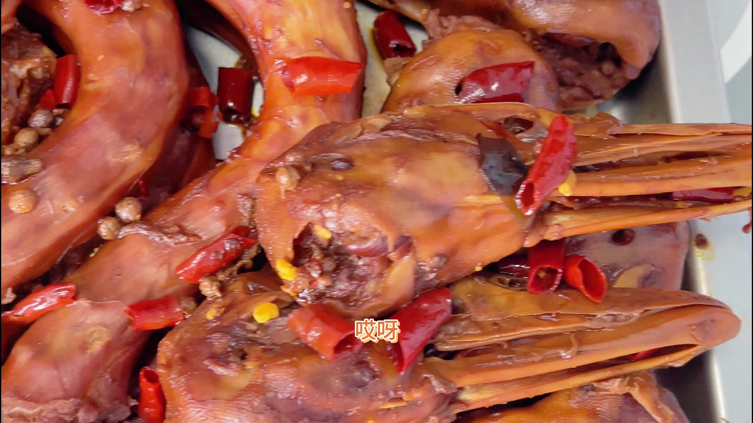 在家复刻周黑鸭 的做法,简单2步,软烂入味,比外面买的还好吃