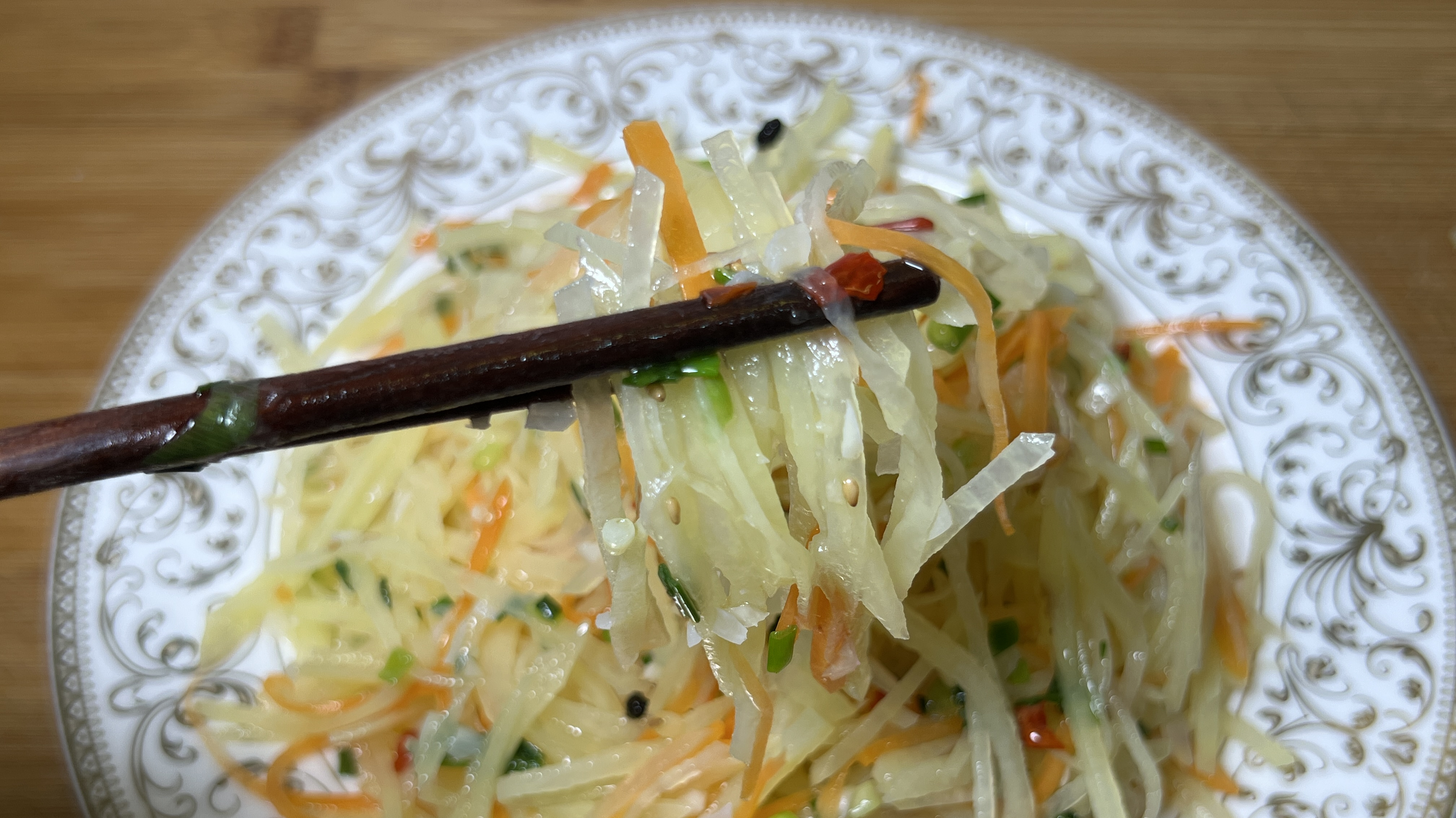 土豆丝可以凉拌啦,清脆爽口,开胃解油腻,下酒佐餐都可以,好吃