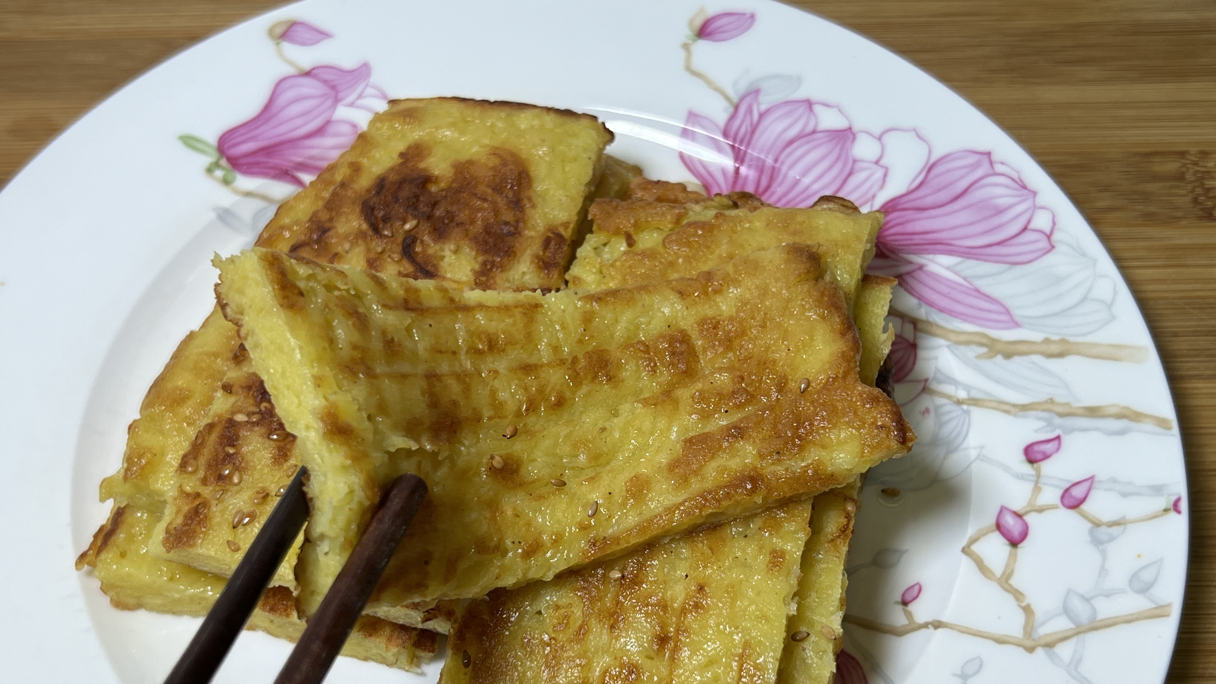 营养早餐饼来啦,一个土豆,俩鸡蛋和一把面粉做鸡蛋饼,色泽金黄